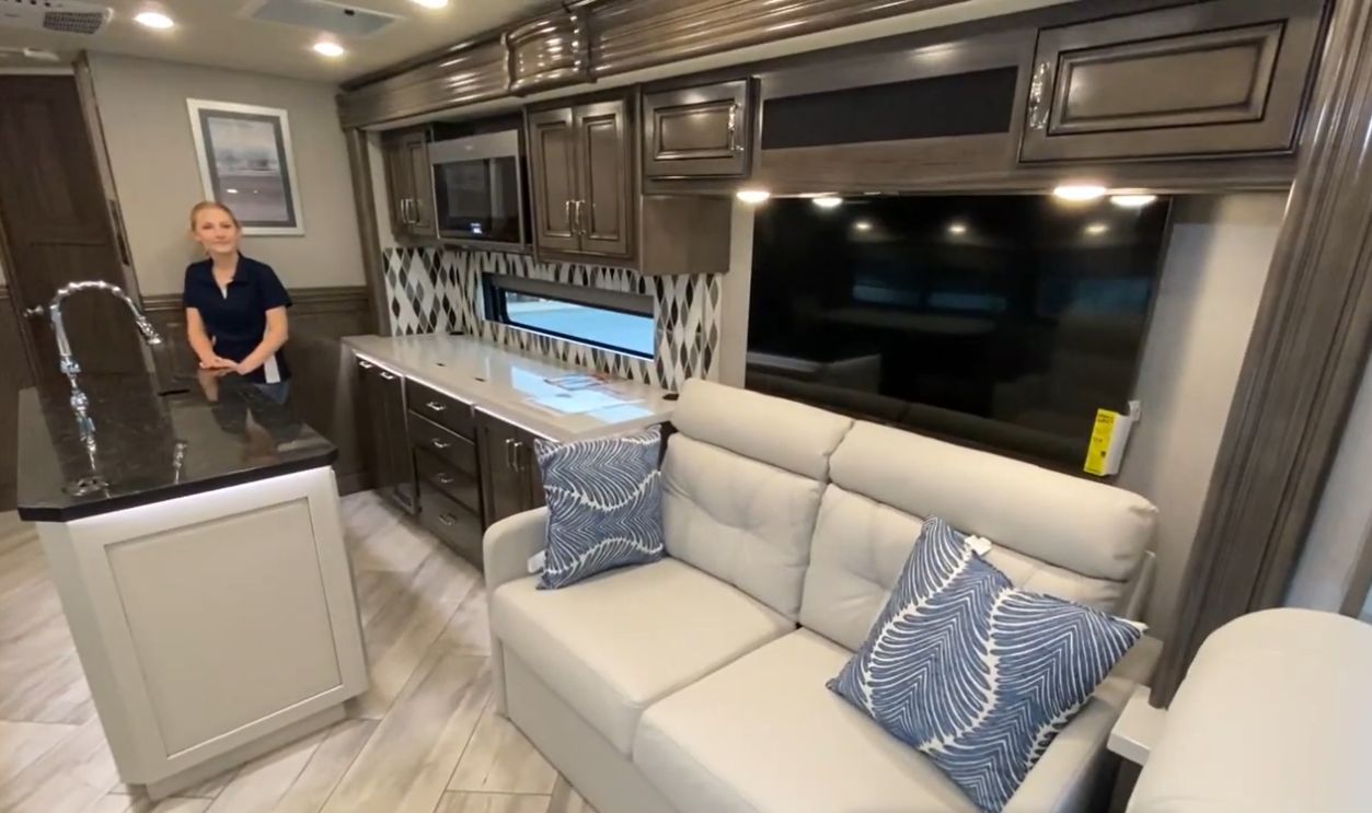 Fleetwood Discovery 36Q Specs