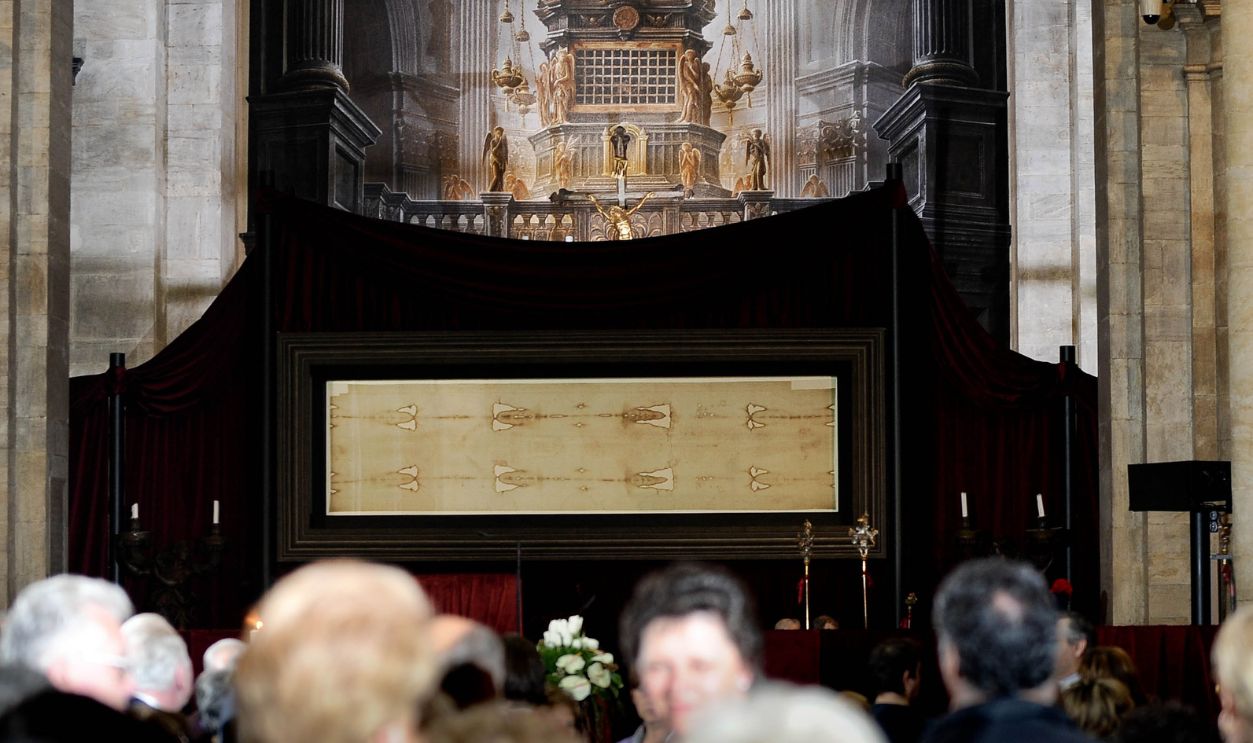 Visitors look at the Shroud of Turin (C) on the first day of its public display in ten years on April 10, 2010 in the Cathedral in Turin. The mysterious and controversial Shroud of Turin, believed by many to be the burial cloth of Jesus Christ, went on public display Saturday for the first time in a decade with some two million people expected to view it over the next six weeks includng Pope Benedict XVI who will pay homage to the shroud on May 2.