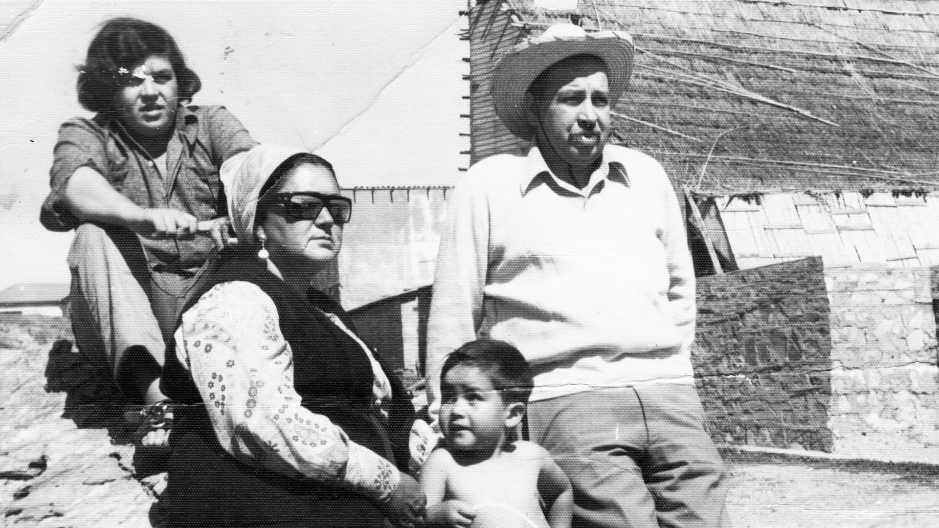 File:Mario Grez Lorca, Alicia Lorca Zamorano, Cristian Maldonado Grez (abajo) y Mario Grez Cooke en Rapa Nui de Pichilemu, año 1974 aproximadamente (53449244969).jpg