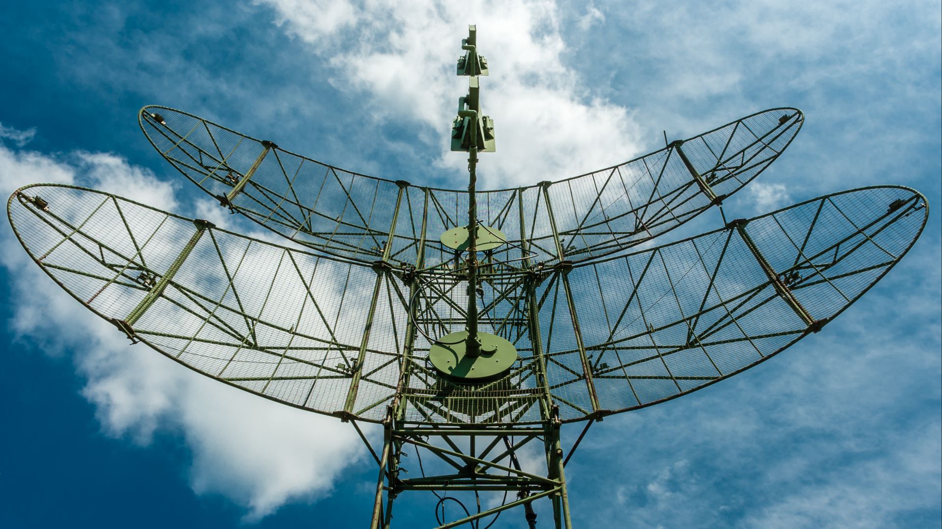 File:P-19 radar system - Rocket Base Zsámbék.jpg