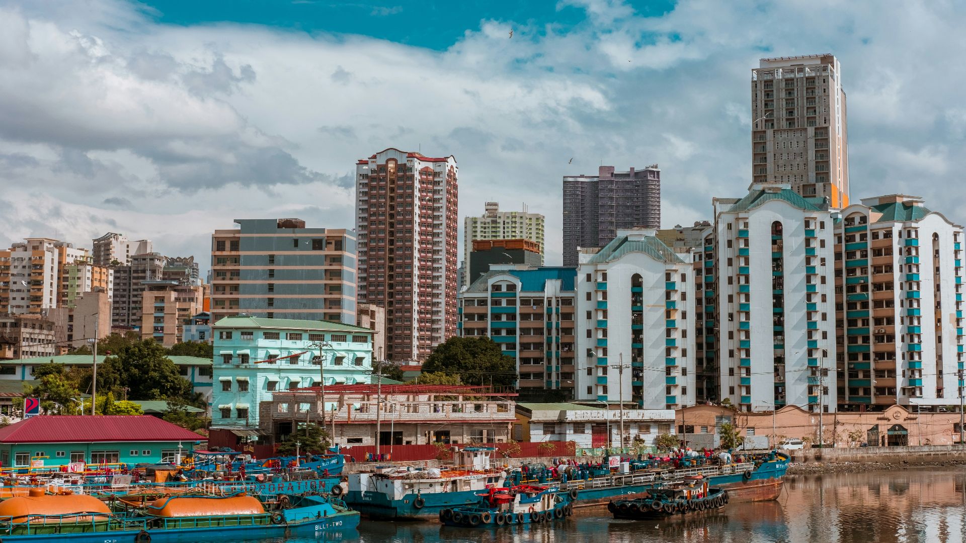 cityscape photography of buildings and boats