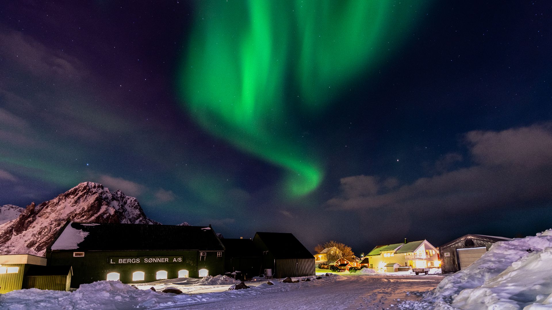 File:Aurora Borealis (Northern Light) over Svolvær, Lofoten, Norway.jpg