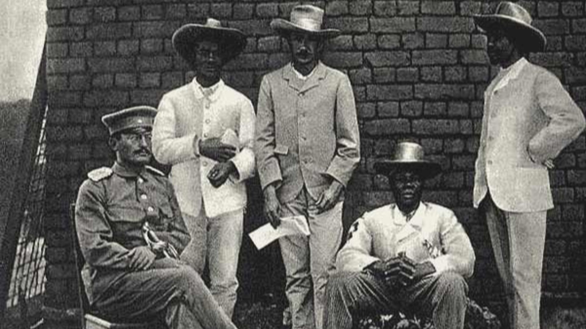 File:Theodor Leutwein & Samuel Maharero (1895).png