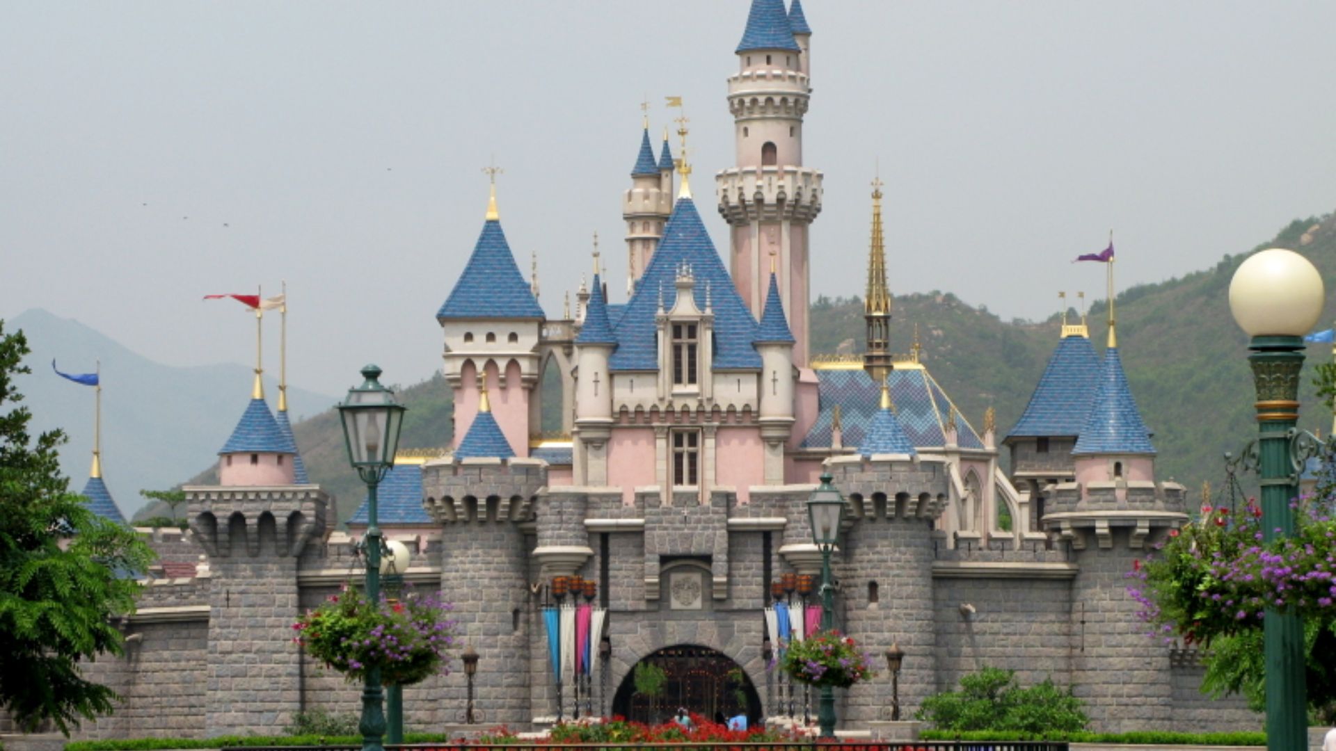 File:Sleeping Beauty Castle at Hong Kong Disneyland 200705.jpg