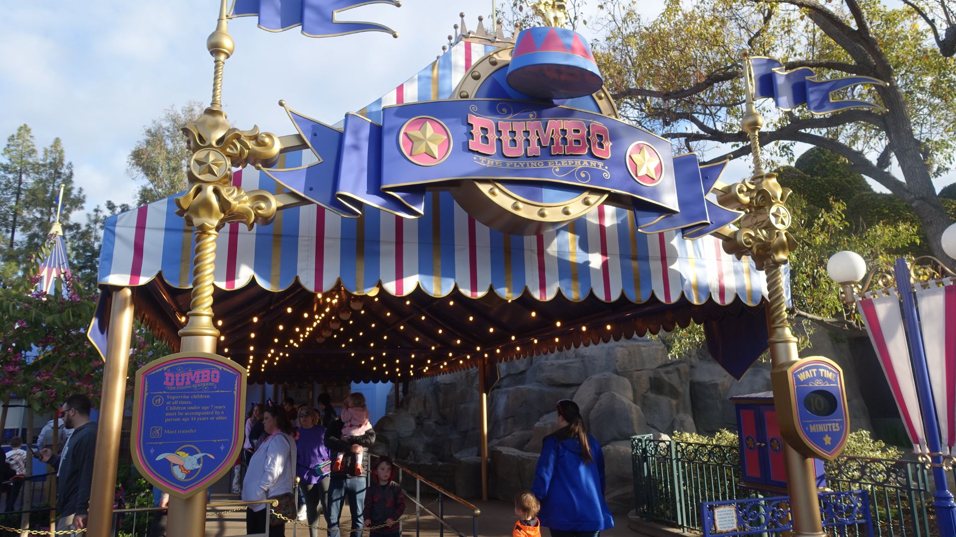 File:Disneyland - 40369338423.jpg