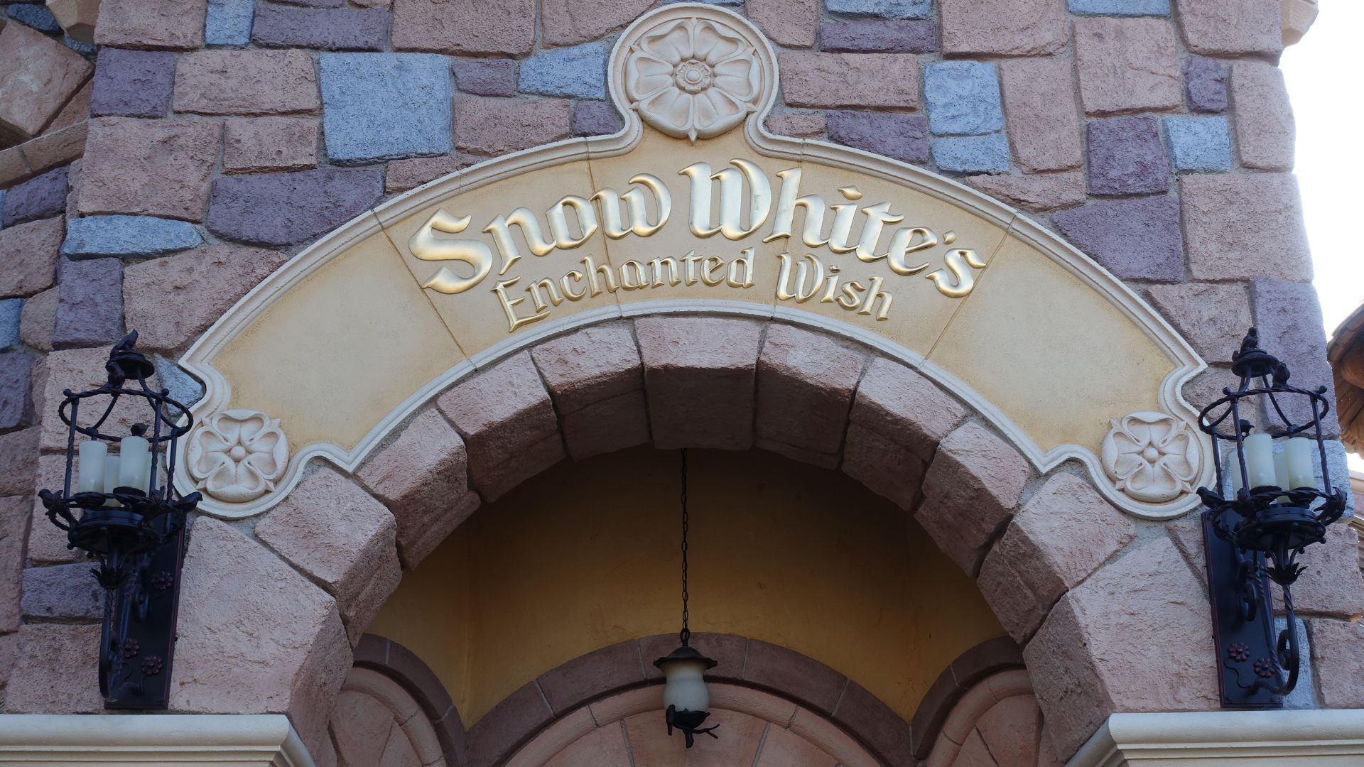 File:Snow White's Enchanted Wish (Disneyland) 1.jpg