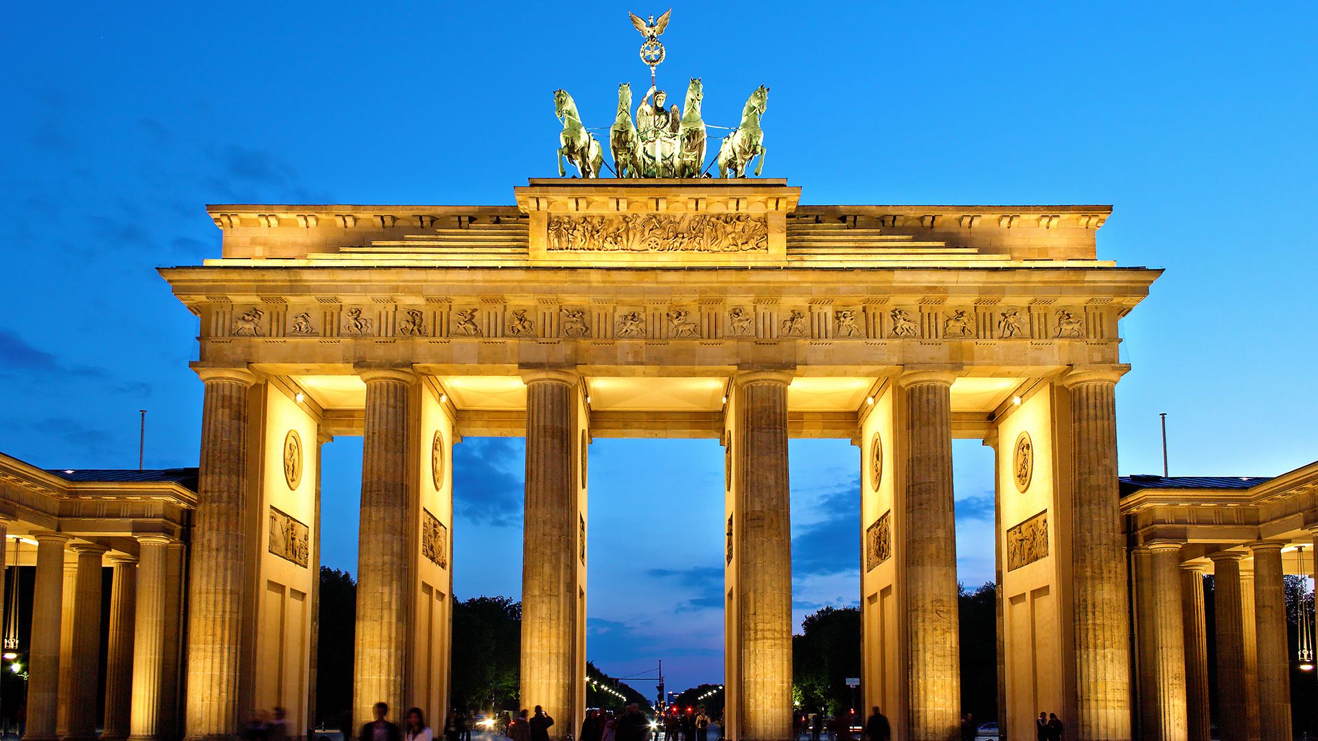 File:Brandenburger Tor abends.jpg