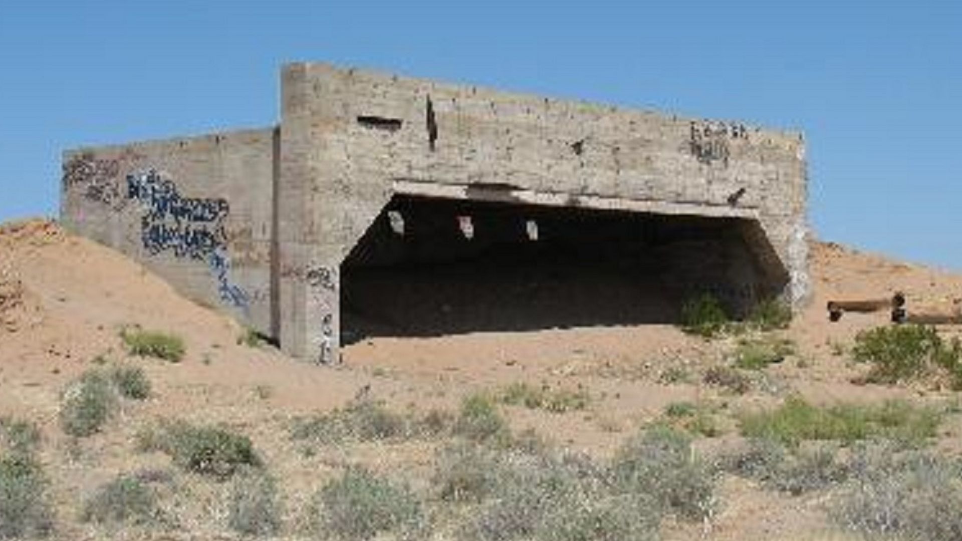 File:Dateland-Army Air Field-3-Concrete Bunker-1943.jpg