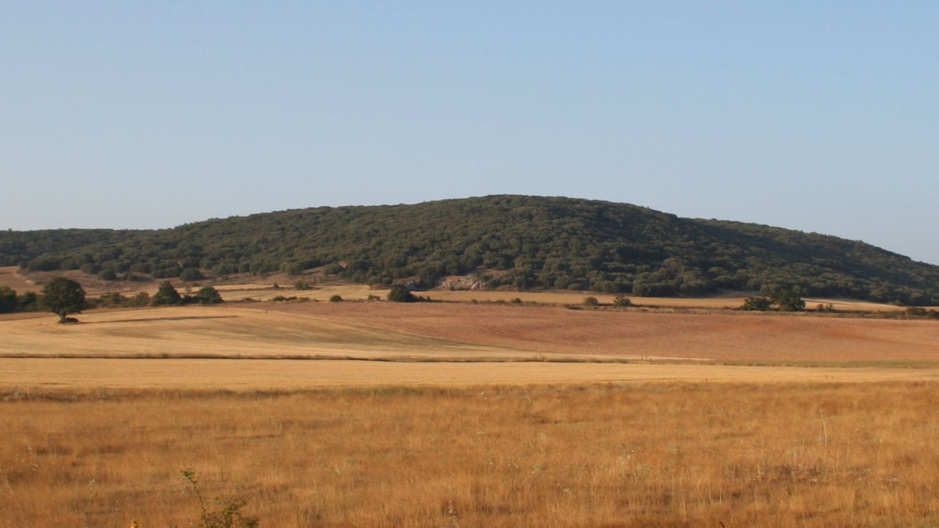 File:Sierra de Atapuerca.jpg