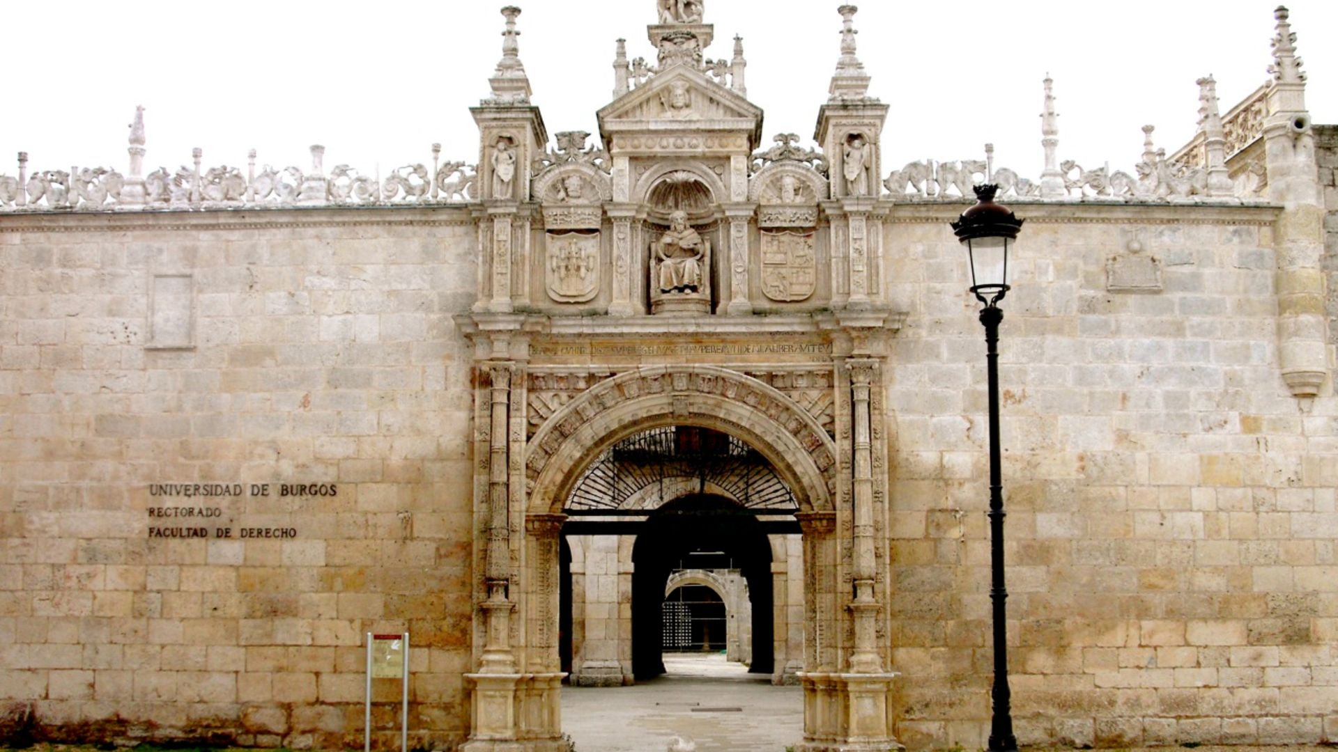 File:Universidad de burgos - Entrance of the school of law.jpg