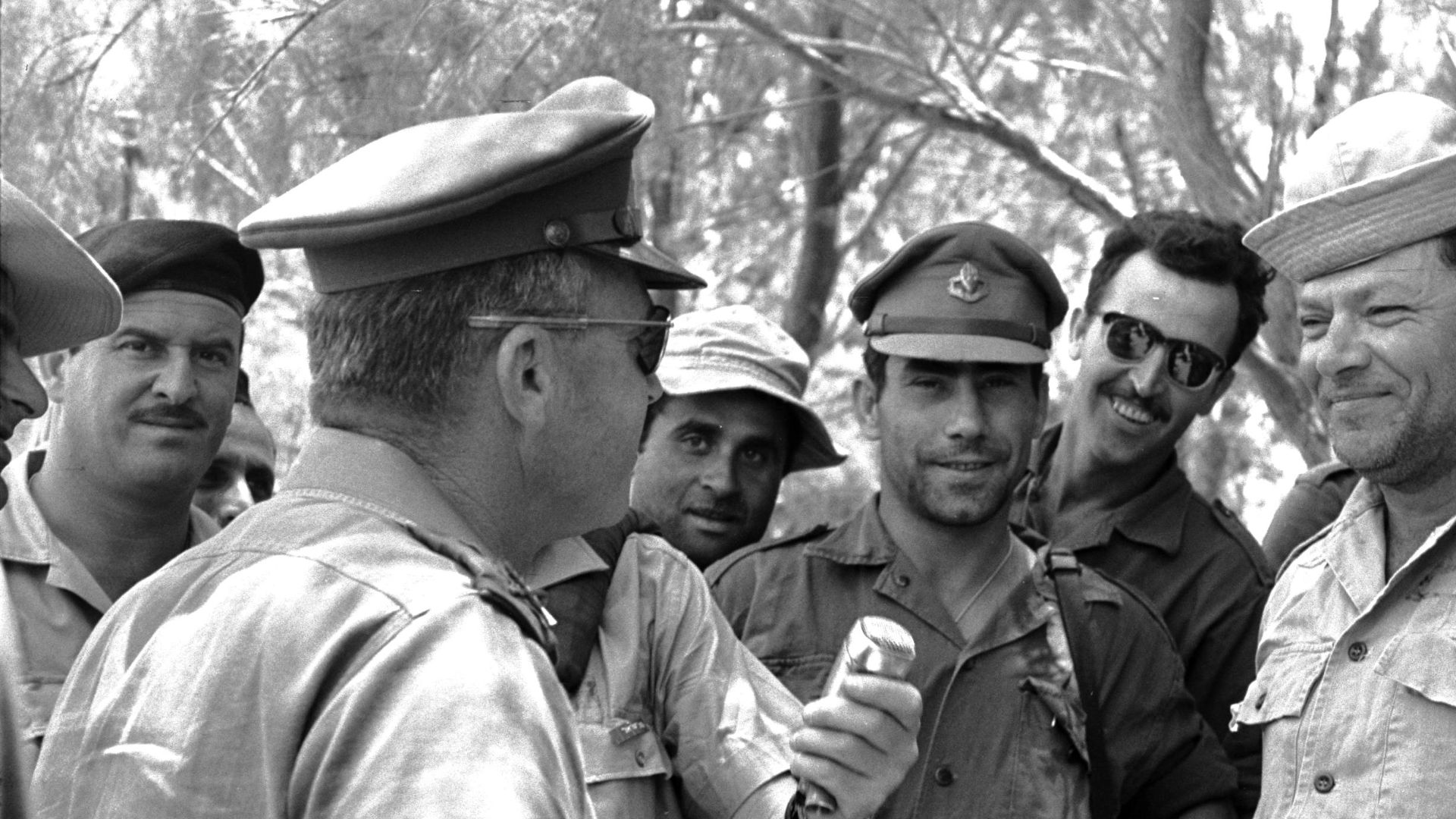File:Flickr - Government Press Office (GPO) - Yitzhak Rabin Talking to Soldiers.jpg