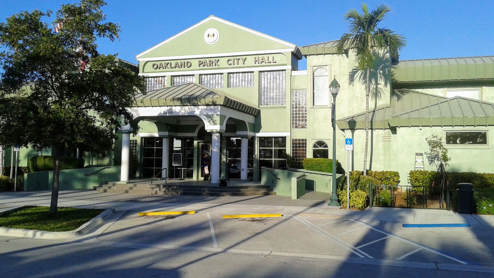 File:Oakland Park Florida City Hall .jpg