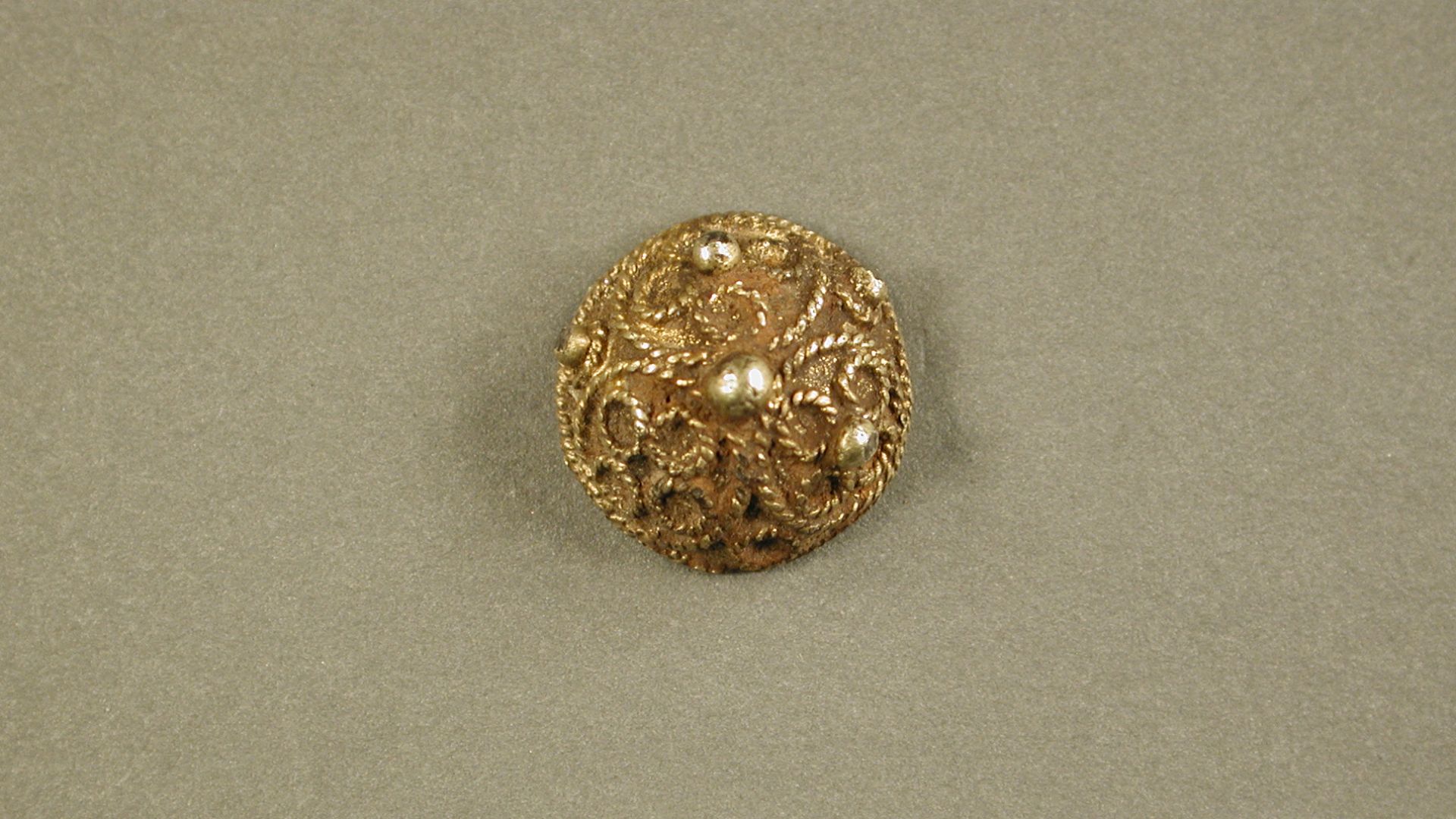 File:Treasure case 2006 T246, post-medieval silver-gilt pin fragment from the Shrewsbury area, Shropshire (FindID 216034).jpg