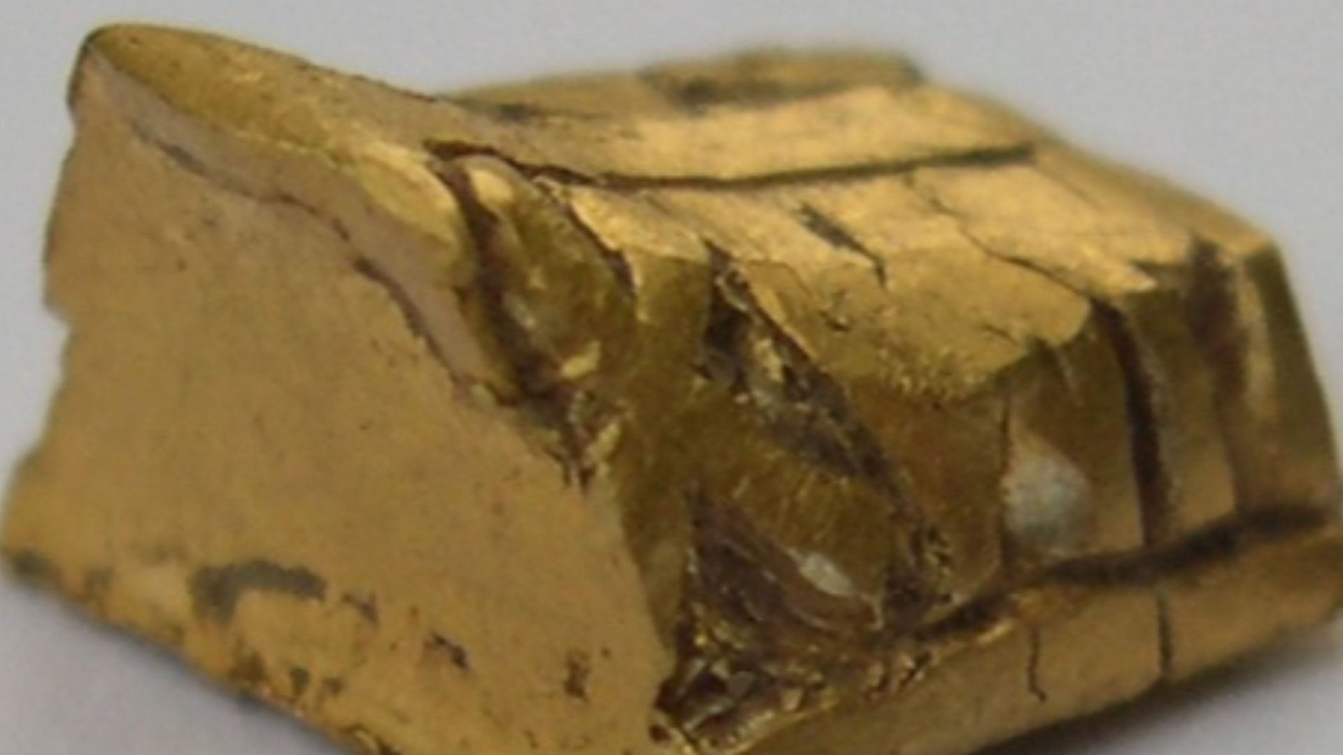 File:9th century gold runic fragment from an unknown object, reverse semi profile view (FindID 130437).jpg