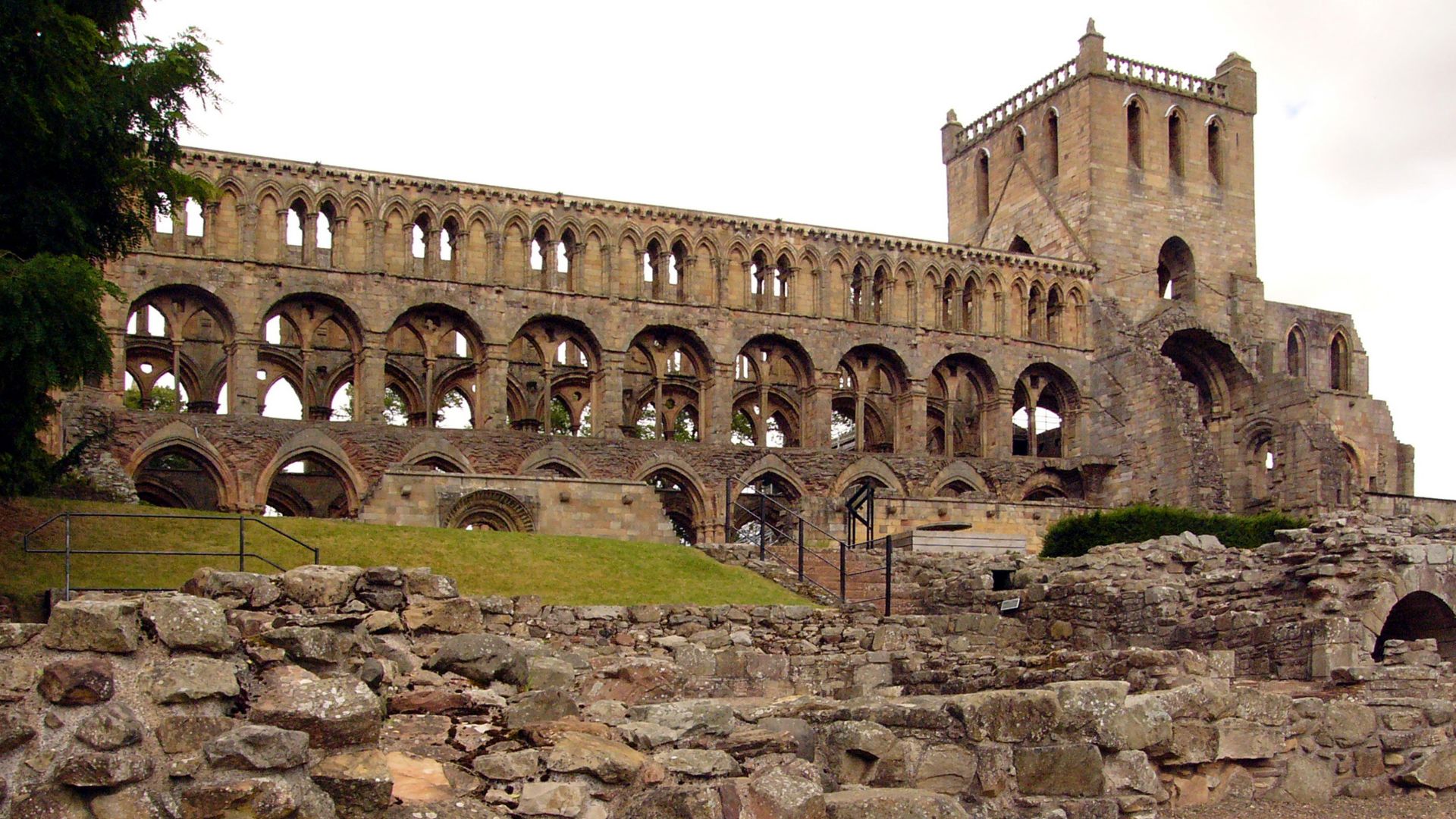File:Jedburgh Abbey01.jpg
