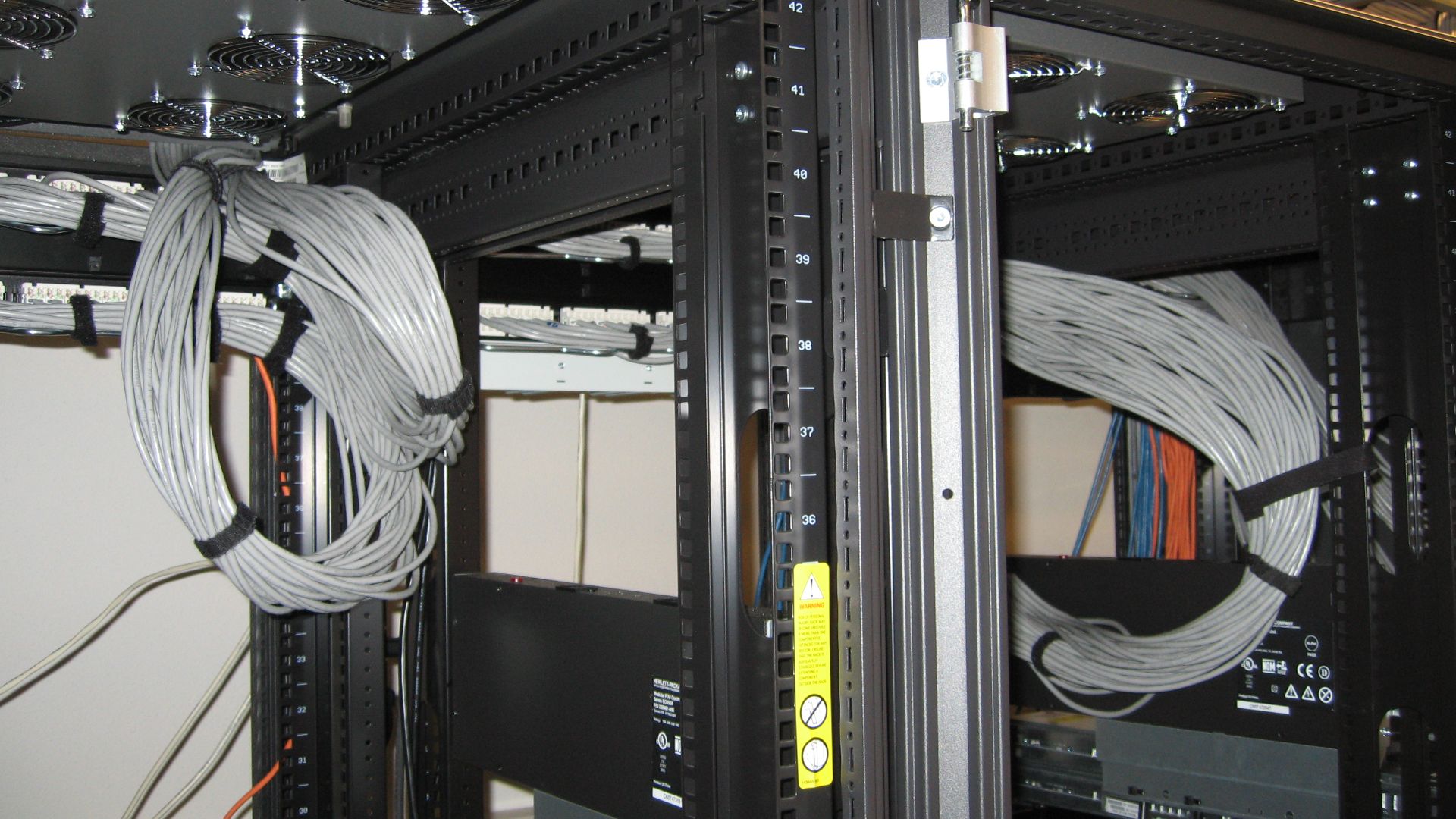 File:Server cable management - IMG 3545.jpg