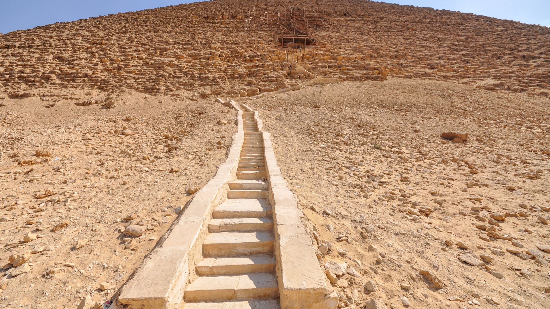 File:Entry to the Red Pyramid (The third largest granite building of the world) (14613492710).jpg