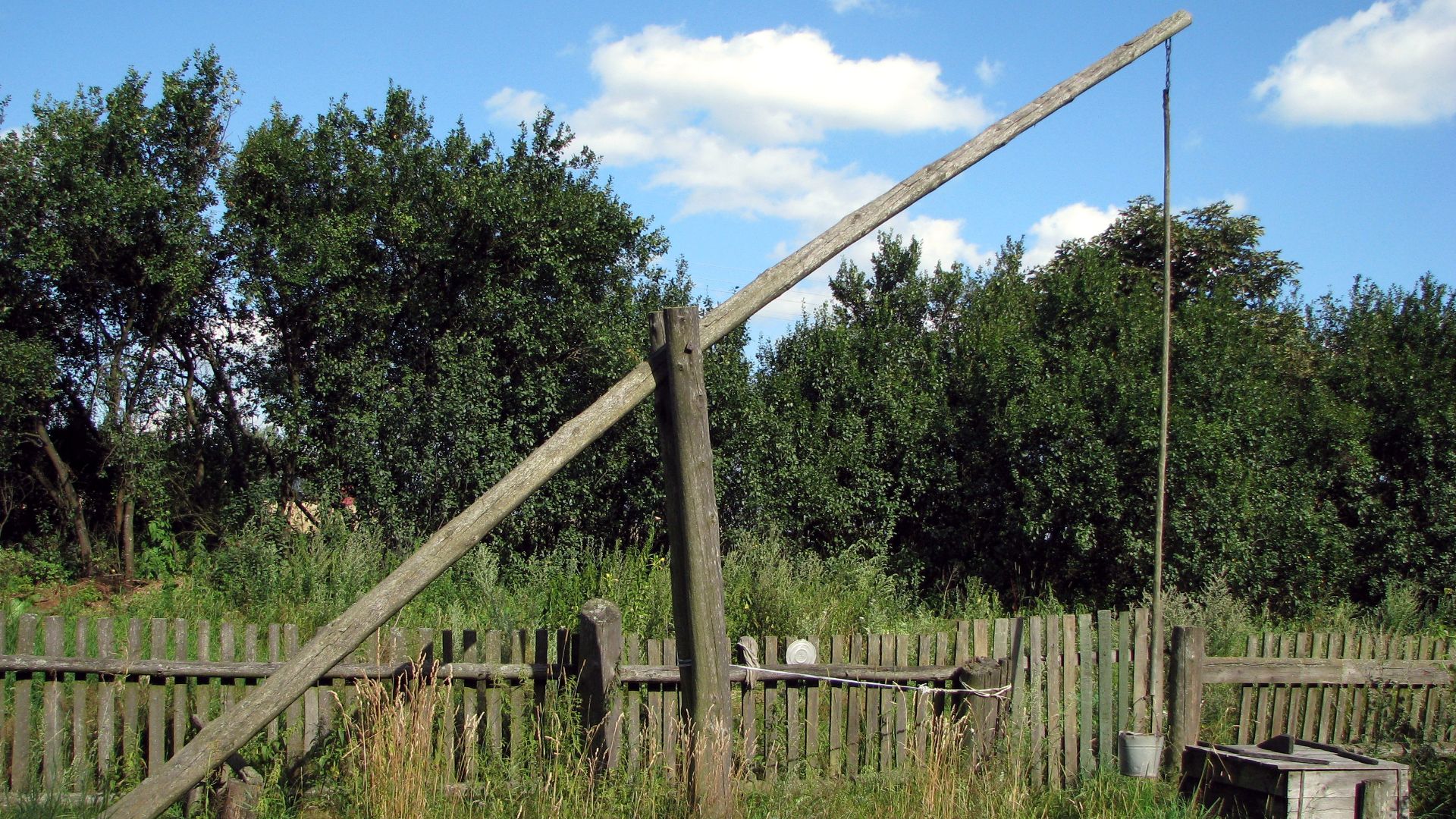 File:Białoruś Biały Lasek żuraw studzienny.jpg