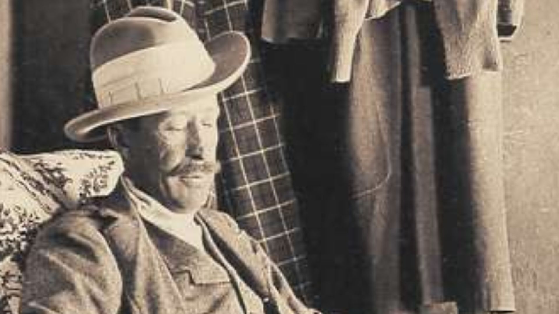 File:George Herbert, 5th Earl of Carnarvon, reading.jpg