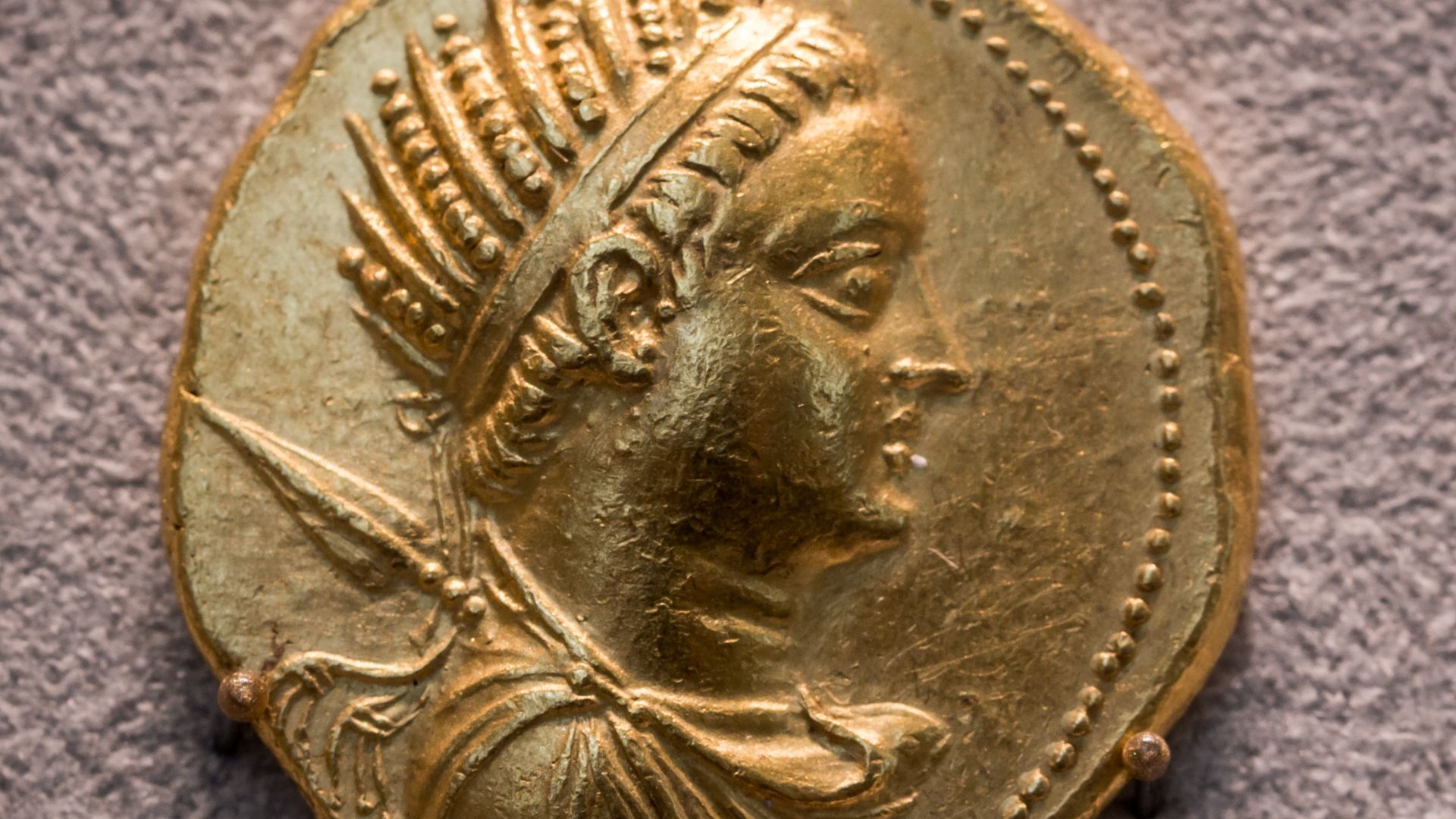 File:Egypt - king Ptolemaios V - 204-203 BC - gold oktadrachm - bust of Ptolemaios V - cornucopiae - Berlin MK AM 18203067.jpg