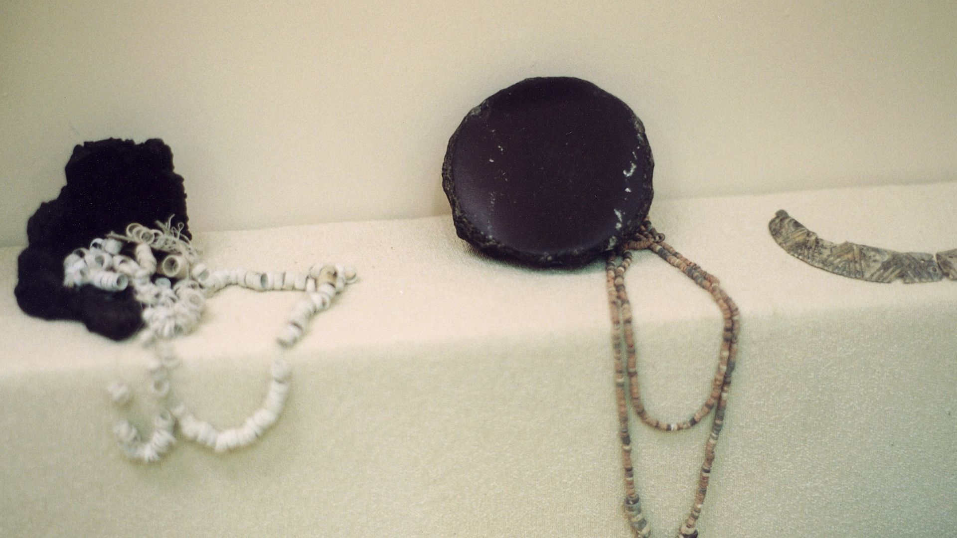 File:Neolithic necklaces, obsidian mirror, Çatalhöyük, 6000-5500 BC, MACA, 99033.jpg