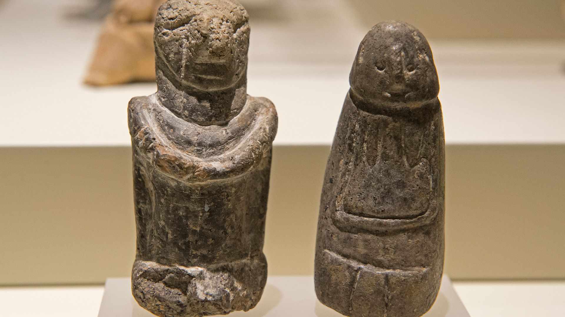 File:Museum of Anatolian Civilizations Çatalhöyük Two figurines in 2014 01.jpg
