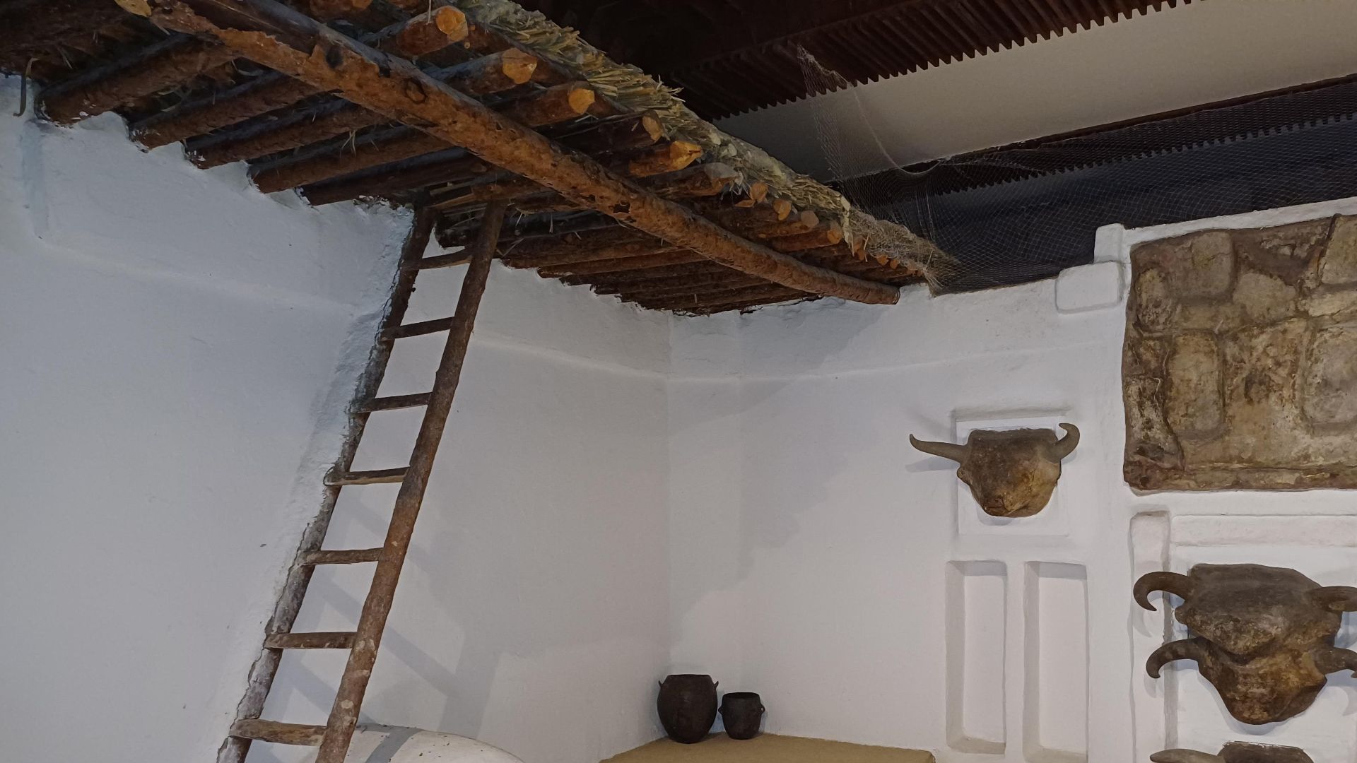 File:Reconstruction of Neolithic buildings in Çatalhöyük.jpg