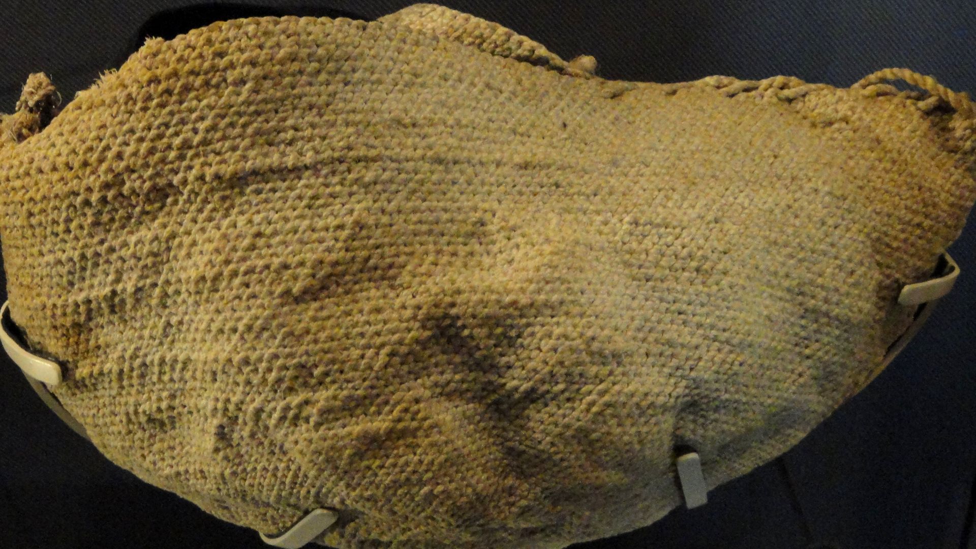 File:Woven bag, 1100-1400 AD, Kayenta Anasazi, Priestess House, Arizona, yucca cordage - Natural History Museum of Utah - DSC07364.JPG