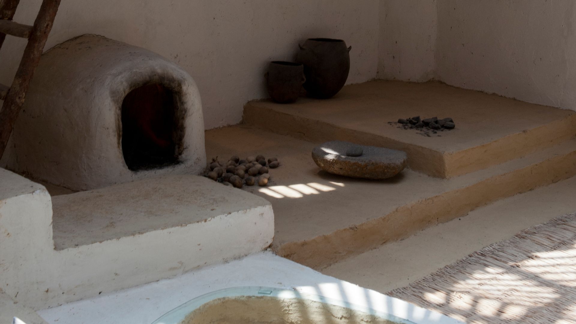 File:Museum of Anatolian Civilizations Çatalhöyük reconstructed room in 2011 04.jpg