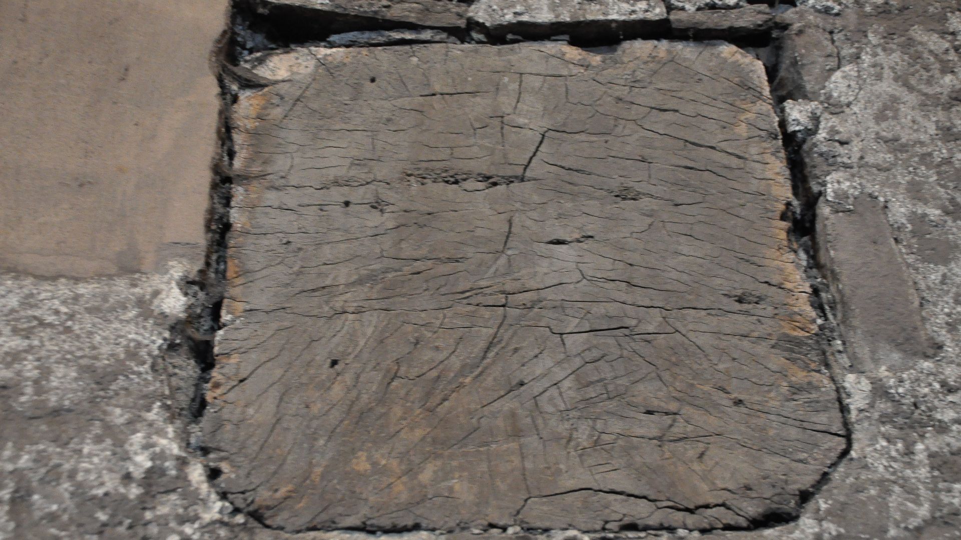 File:This beam supposedly dates back to the 1620s (27561202516).jpg