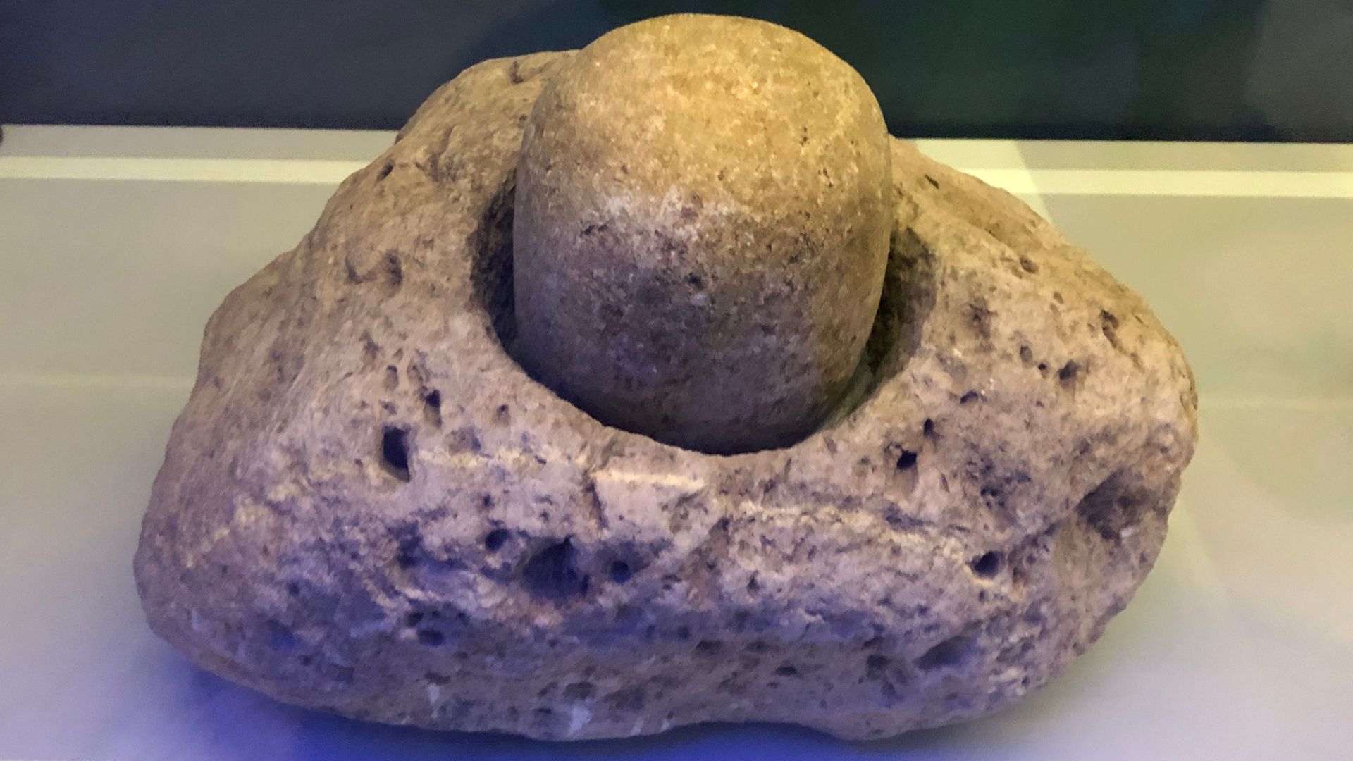 File:Mortar and pestle, AD 900-1300.jpg