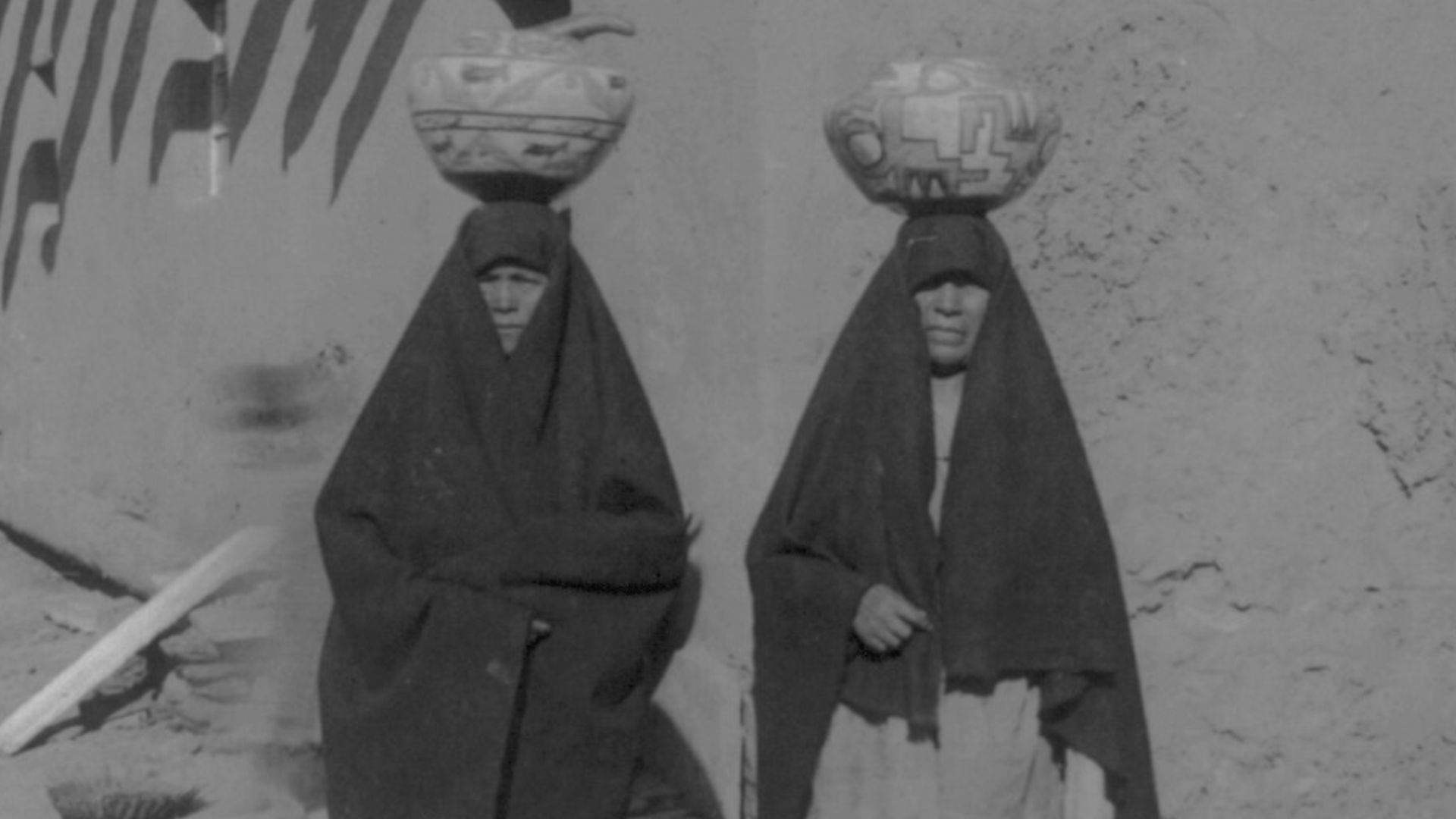 File:Zuni Indian women carrying water pots on heads LCCN2016649405.jpg
