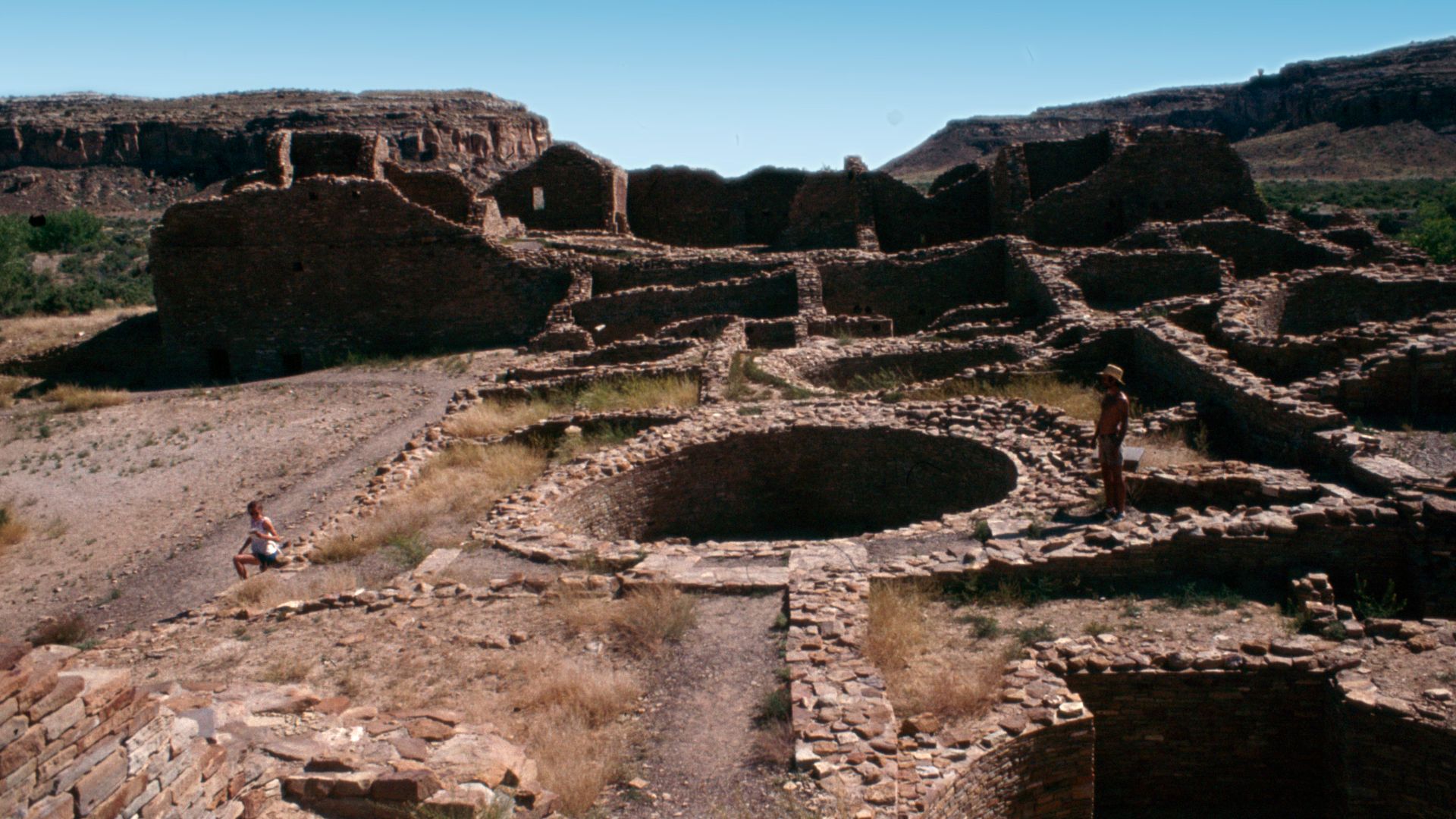 File:Chaco Canyon-Pueblo del Arroyo-04-1982-gje.jpg