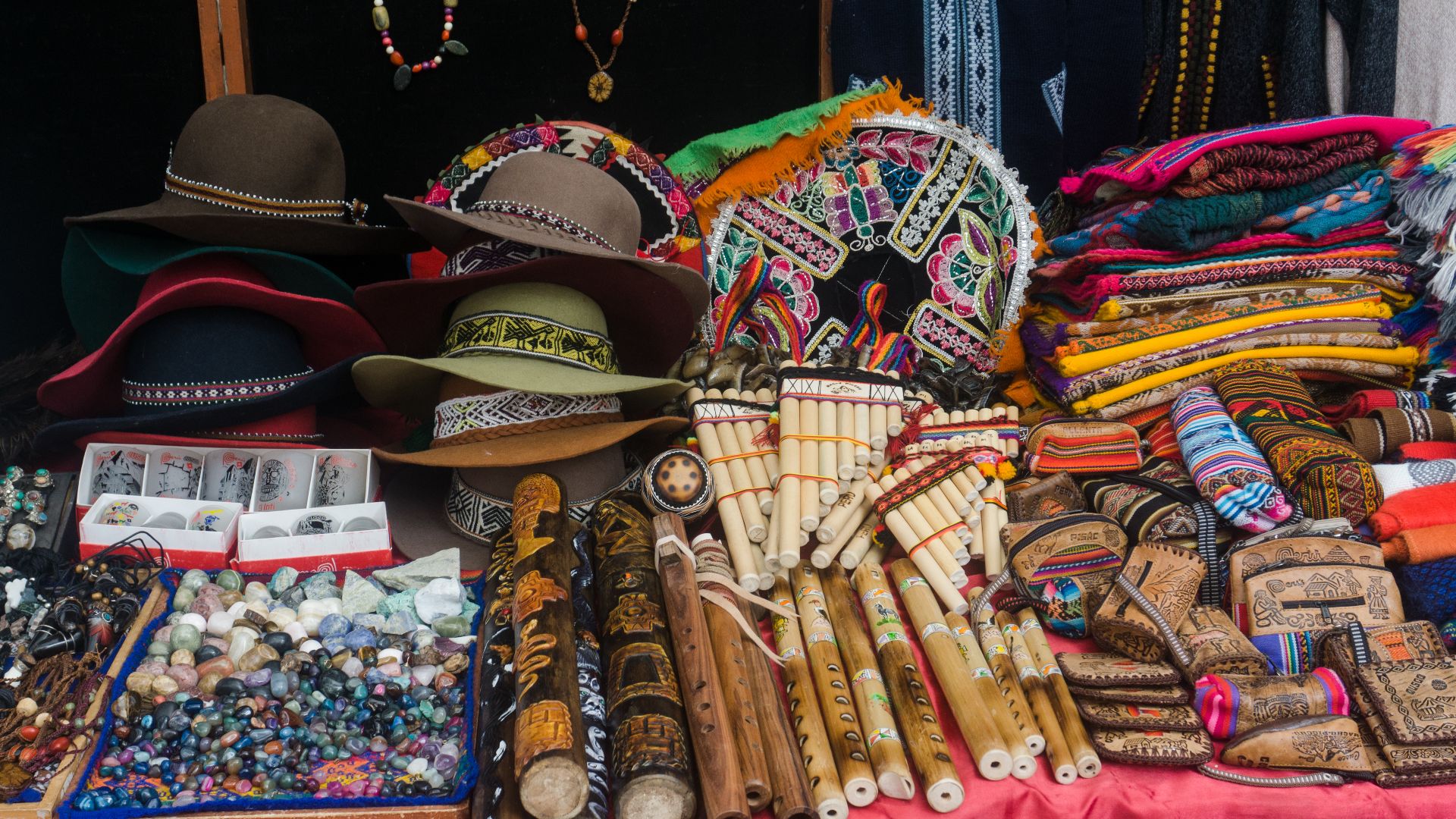 File:Souvenirs in Pisac market, Peru 2019-10-15-3.jpg