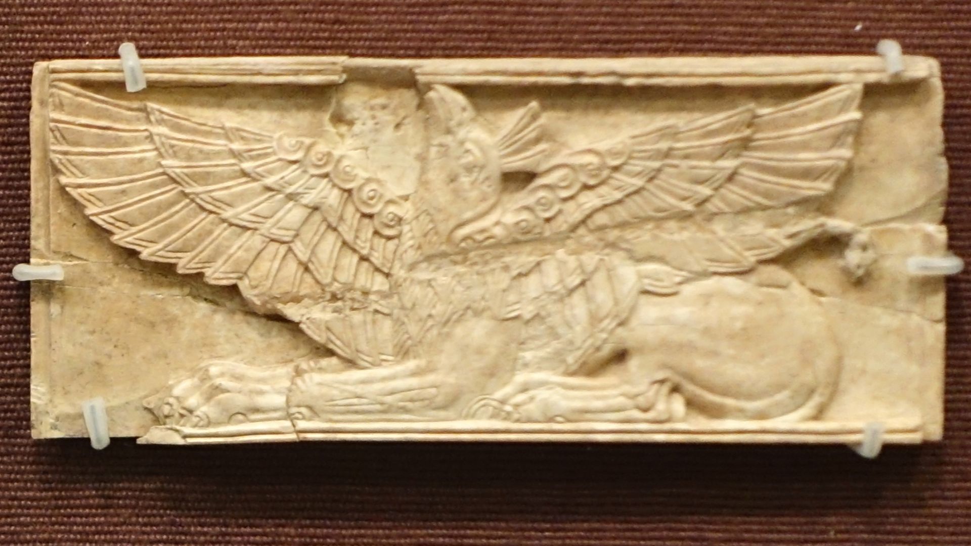 File:Griffin plaque, Megiddo, Stratum VIIA, Late Bronze IIB, 1300-1200 BC, ivory - Oriental Institute Museum, University of Chicago - DSC07715.JPG