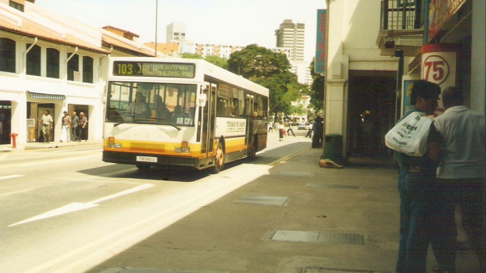 File:TIBS bus, Singapore - 19960707.jpg