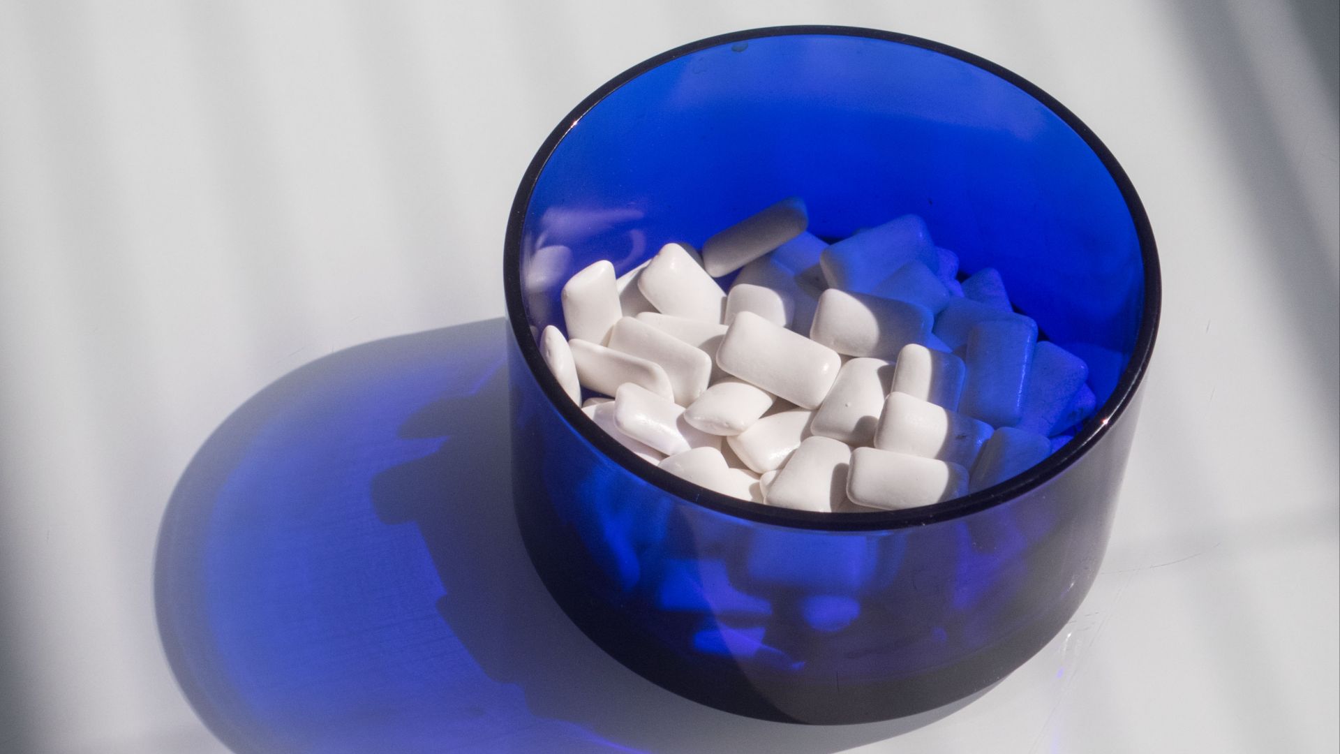 File:Xylitol chewing gum in a blue bowl.jpg