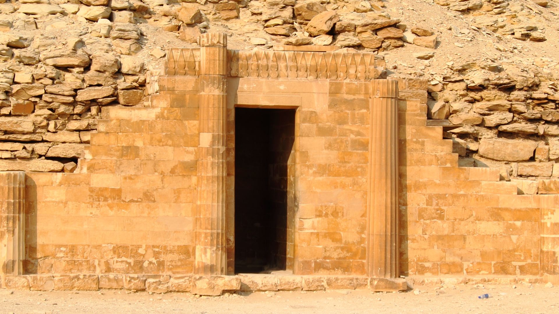 File:Sakkara 2015-11-10p.jpg
