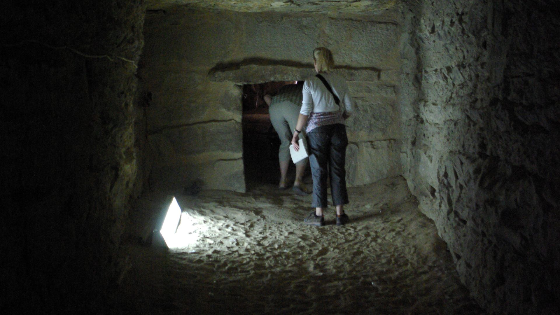 File:Saqqara BW 18.jpg