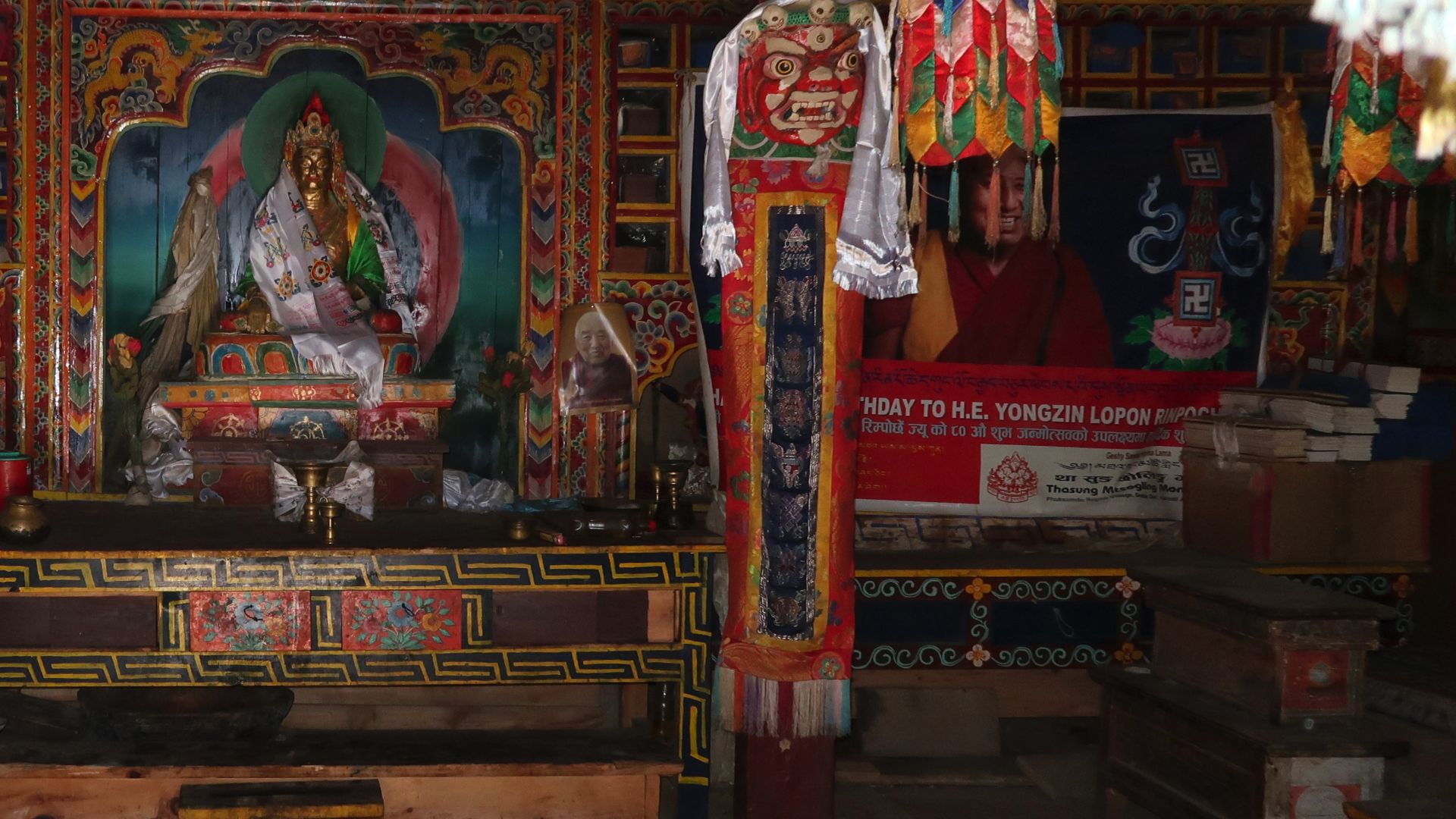 File:Im Inneren des Bön Gompa in Ringmo.jpg