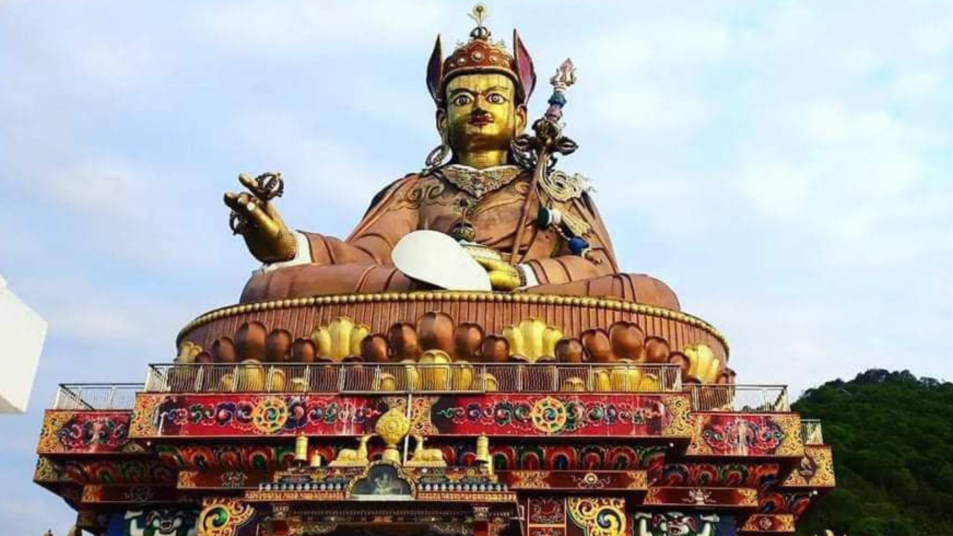 File:Guru Nangsey Zilneon Statue in Lhuntse.jpg