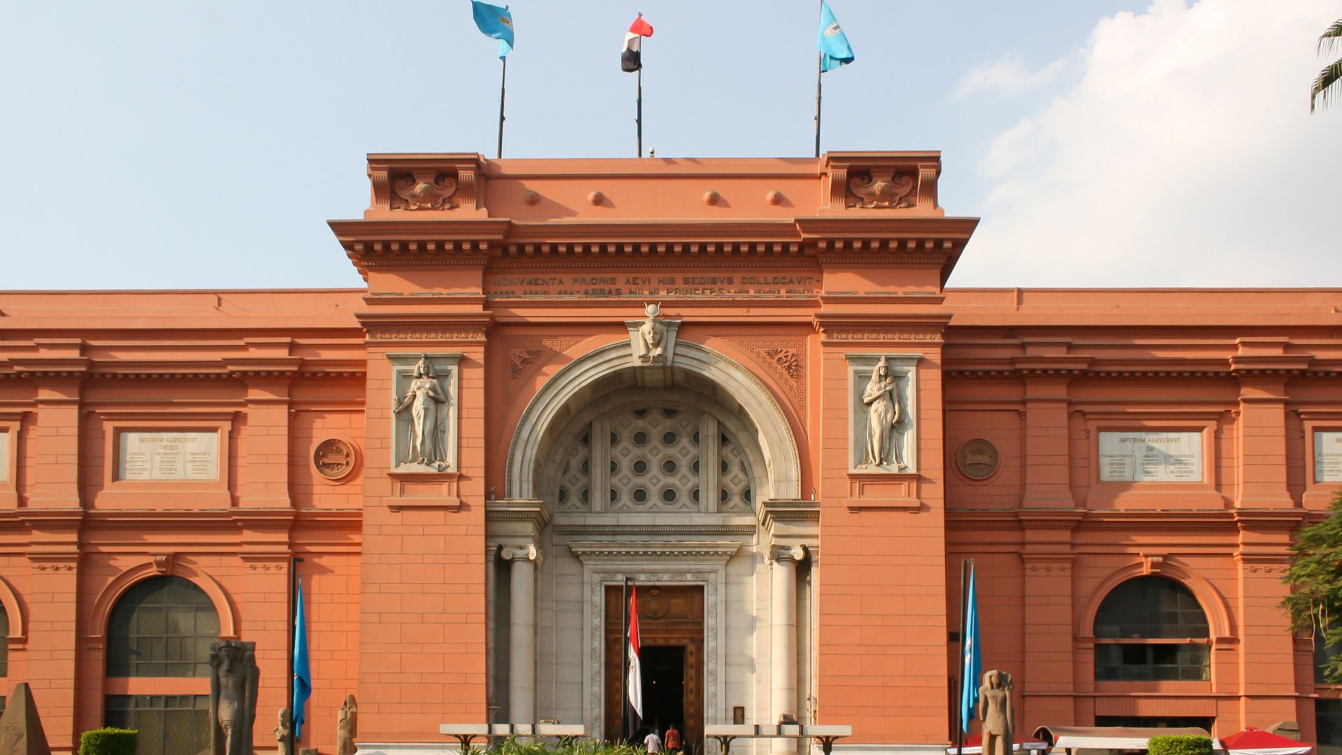 File:Facade of the Egyptian Museum, Tahrir Square, Cairo, Egypt1.jpg