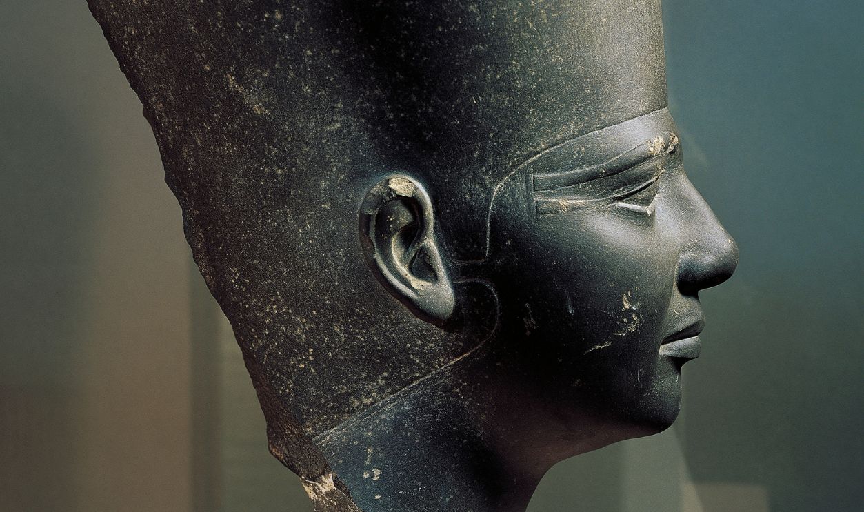  Head of Pharaoh Userkaf, schist statue, from the Sun temple of Abusir. Egyptian civilisation, Old Kingdom, Dynasty V. Cairo, Egyptian Museum 