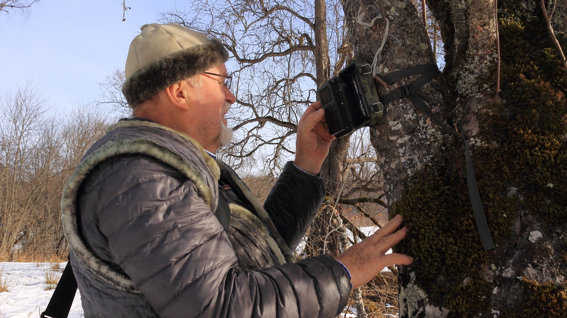 File:Профессор Кудактин осматривает фотоловушку.JPG