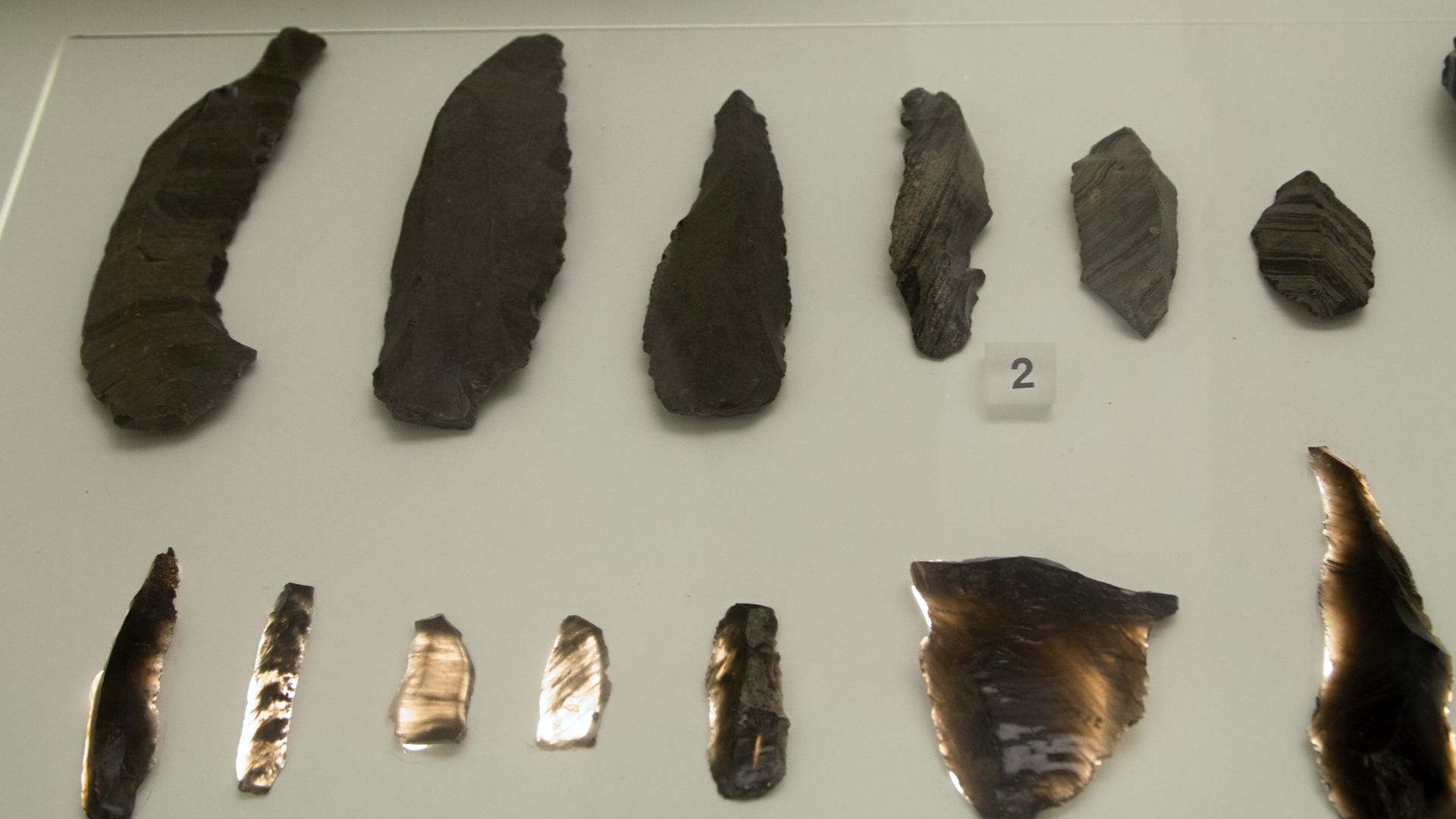 File:Obsidian, patina, Milos Mining Museum, 153039.jpg