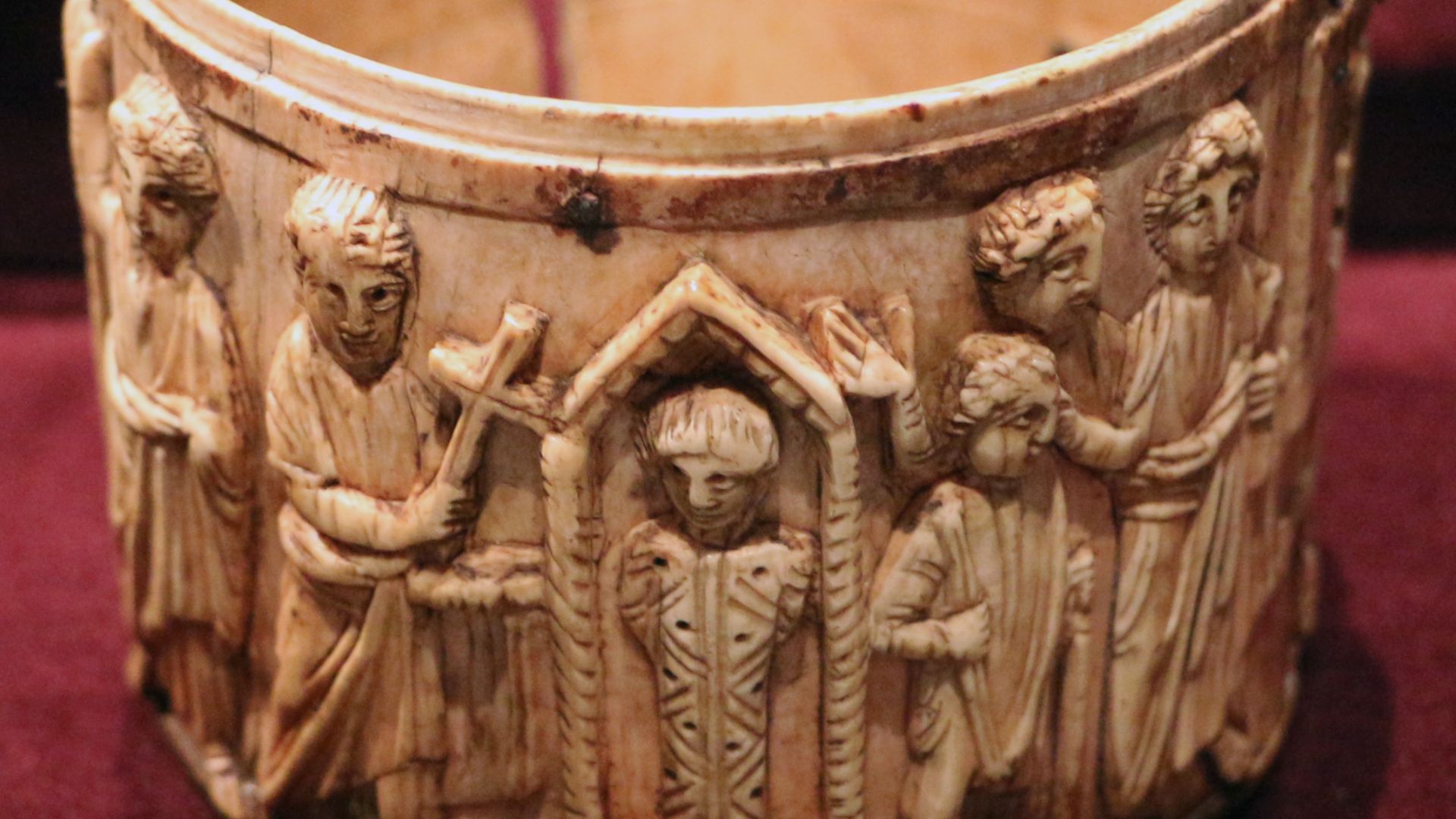 File:Bisanzio, pisside in avorio, VI secolo, resurrezione di lazzaro.jpg