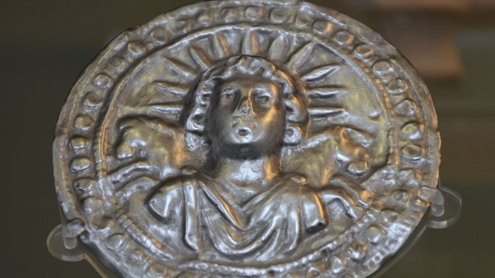 File:Silver disc dedicated to Sol Invictus, 3rd century AD, found at Pessinus (Asia Minor), British Museum (14491700753).jpg