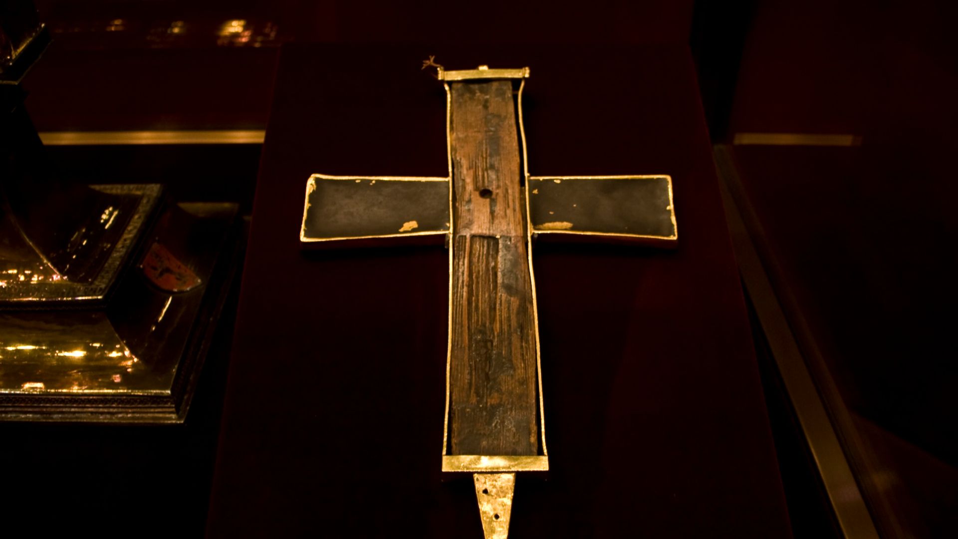 File:A fragment of True Cross (Kreuzpartikel) in the Schatzkammer of Vienna.jpg