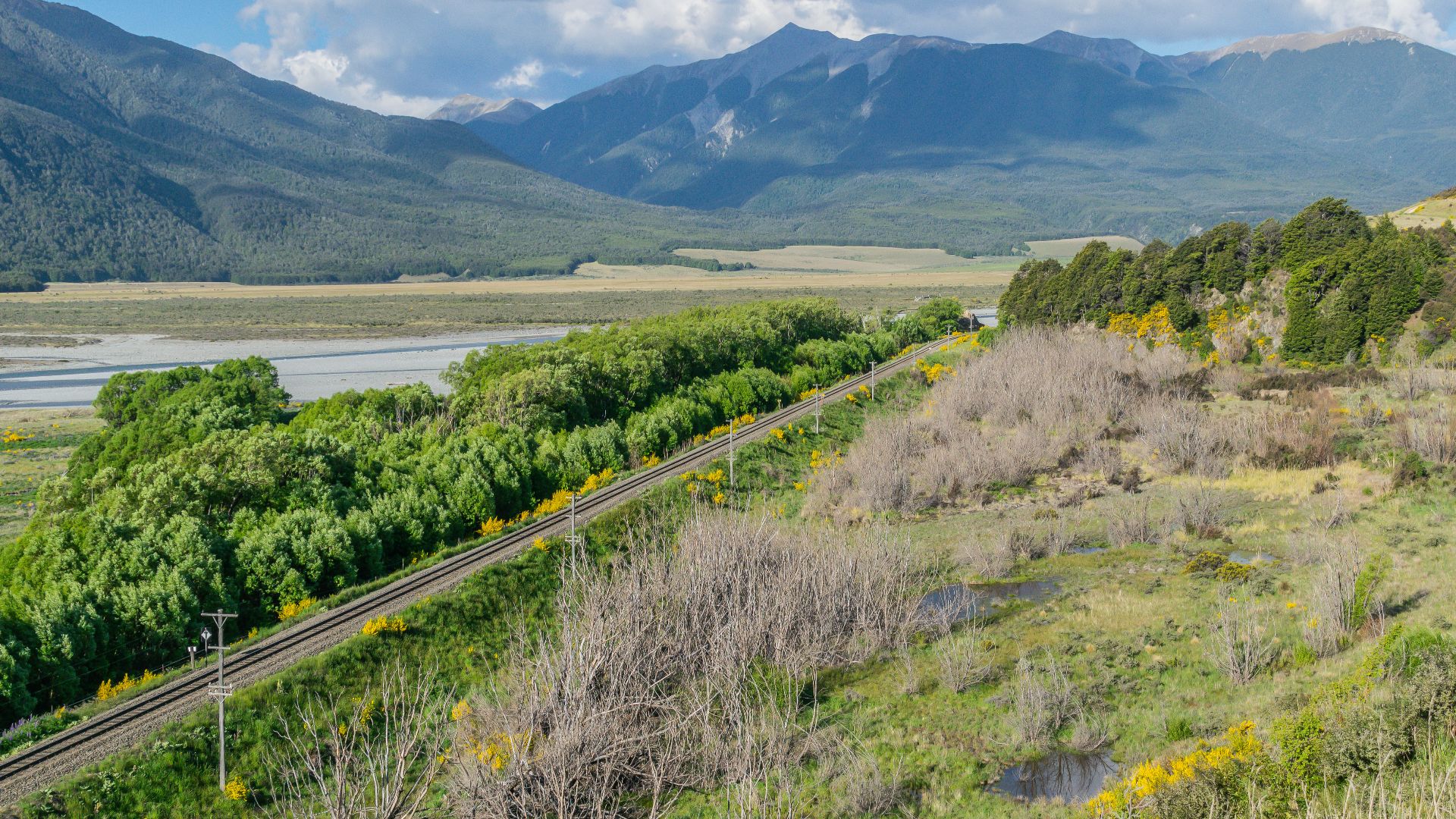 File:TranzAlpine Railway in the valley of Waimakariri River 04.jpg