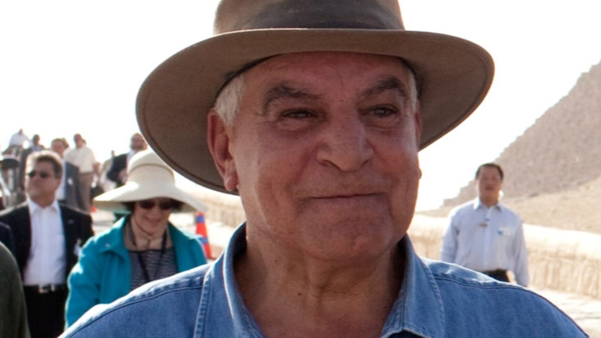 File:Hawass.jpg
